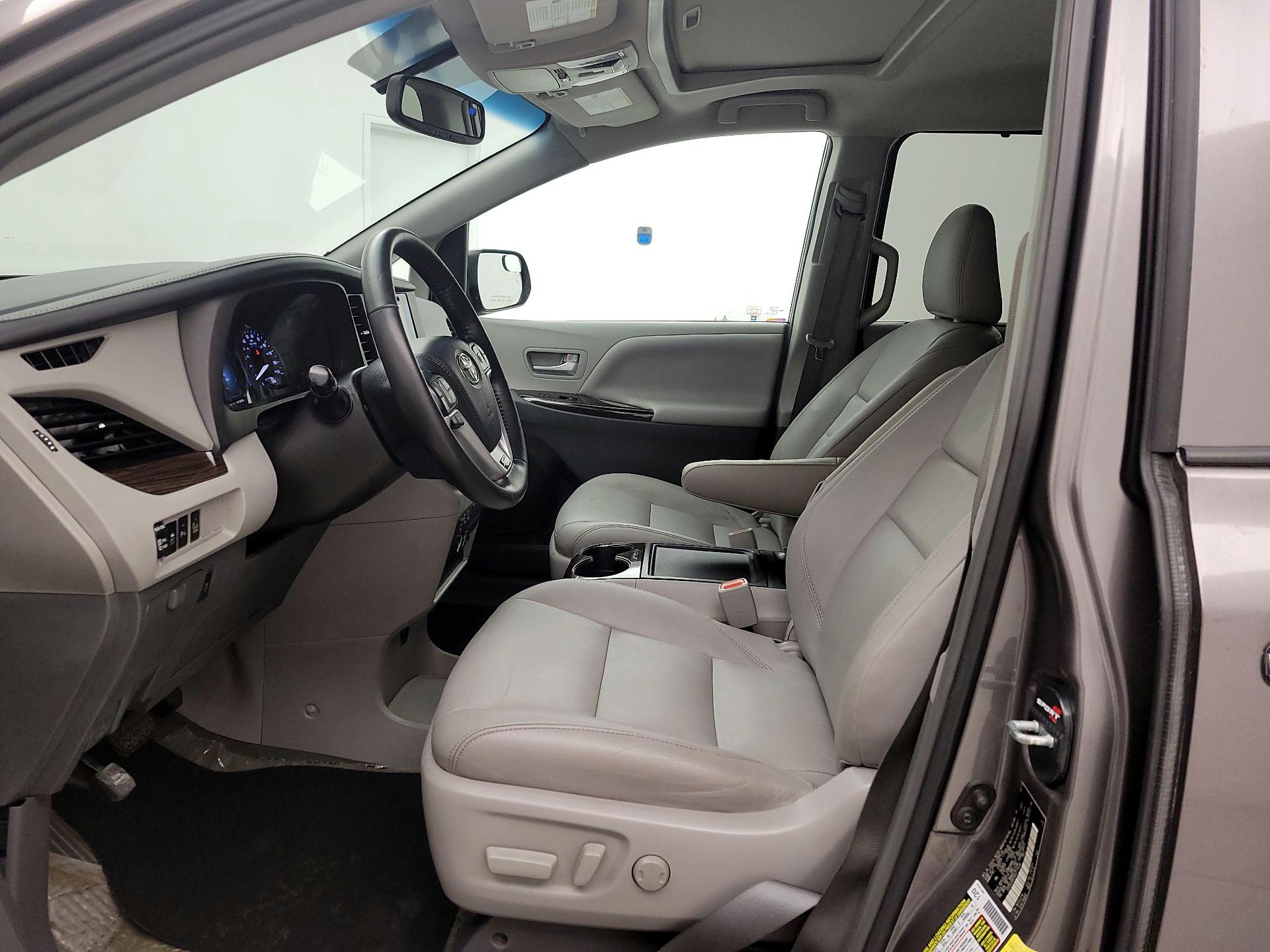 Thumbnail: 2017 Toyota Sienna - 11