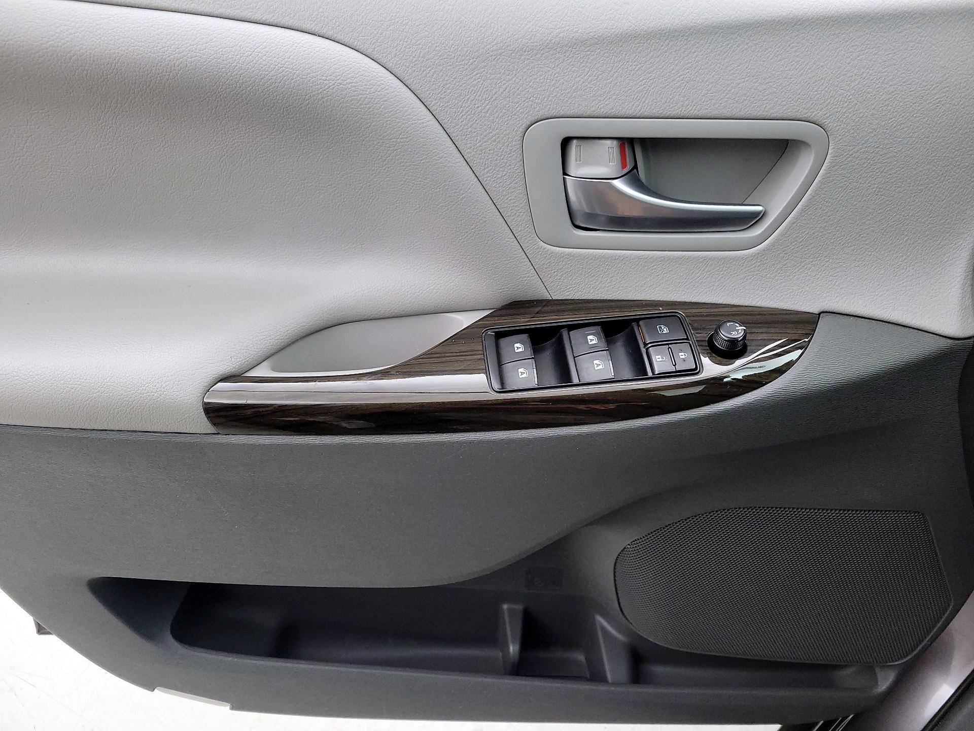 Thumbnail: 2017 Toyota Sienna - 12