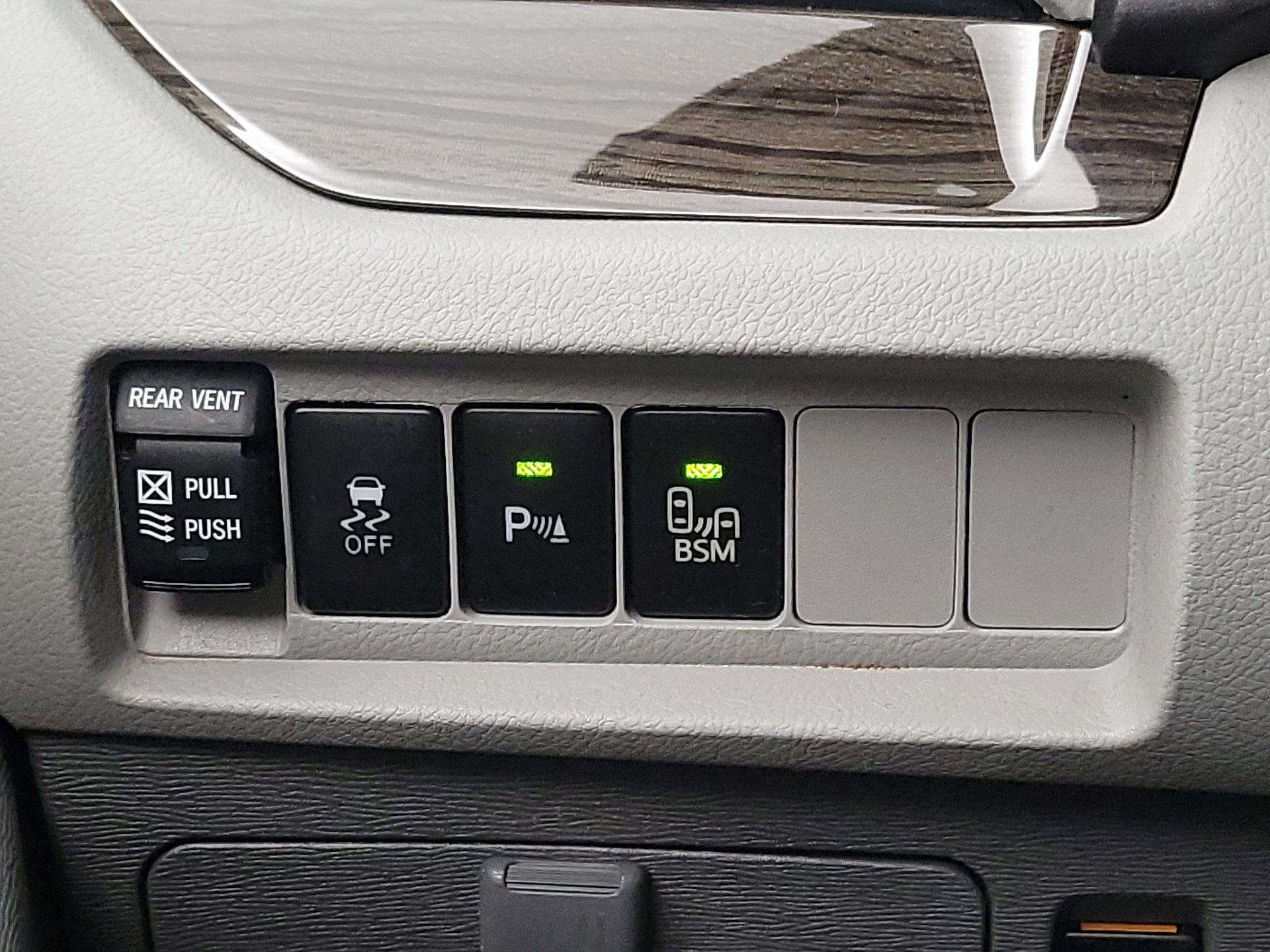 Thumbnail: 2017 Toyota Sienna - 13
