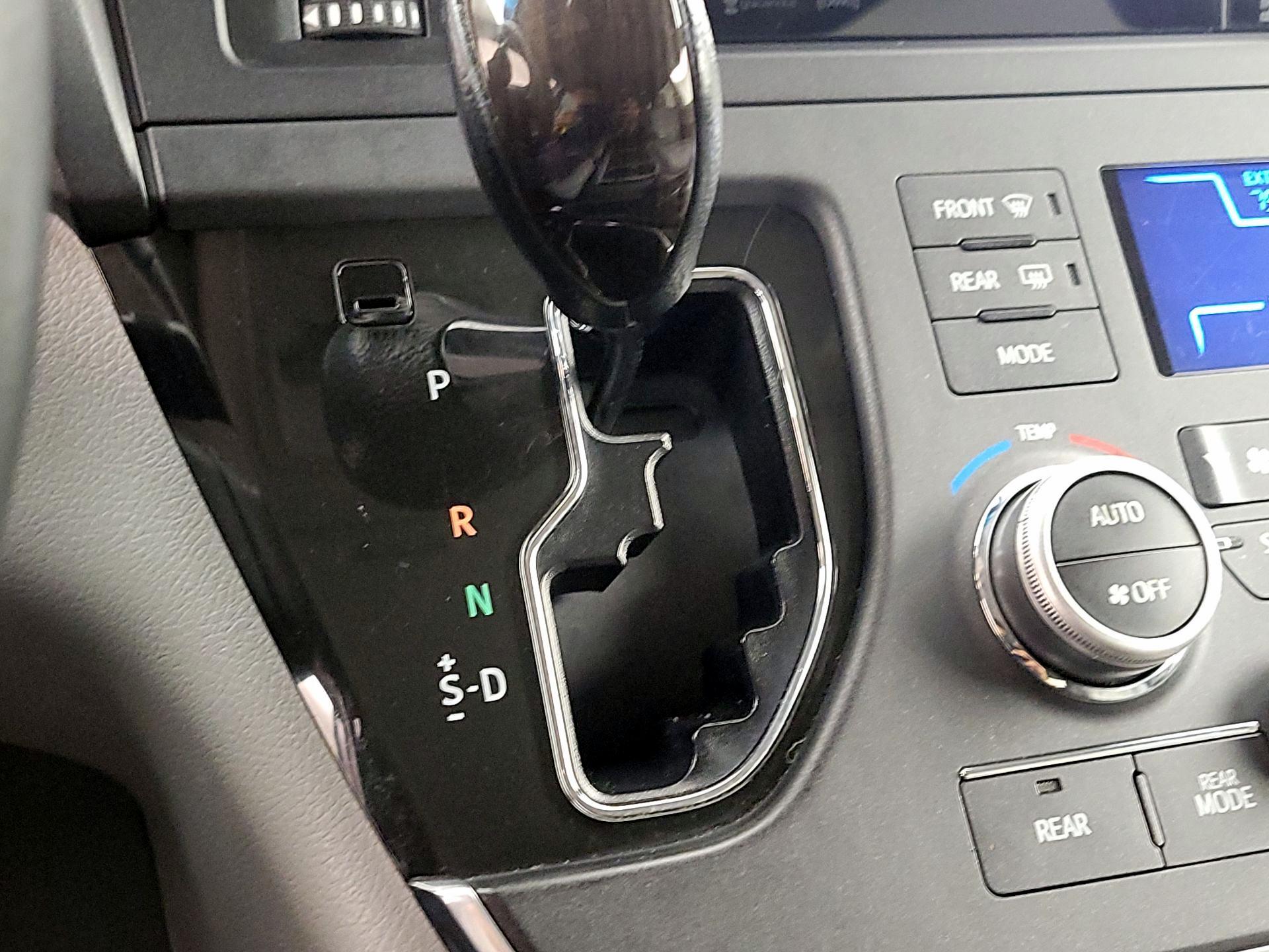 Thumbnail: 2017 Toyota Sienna - 18