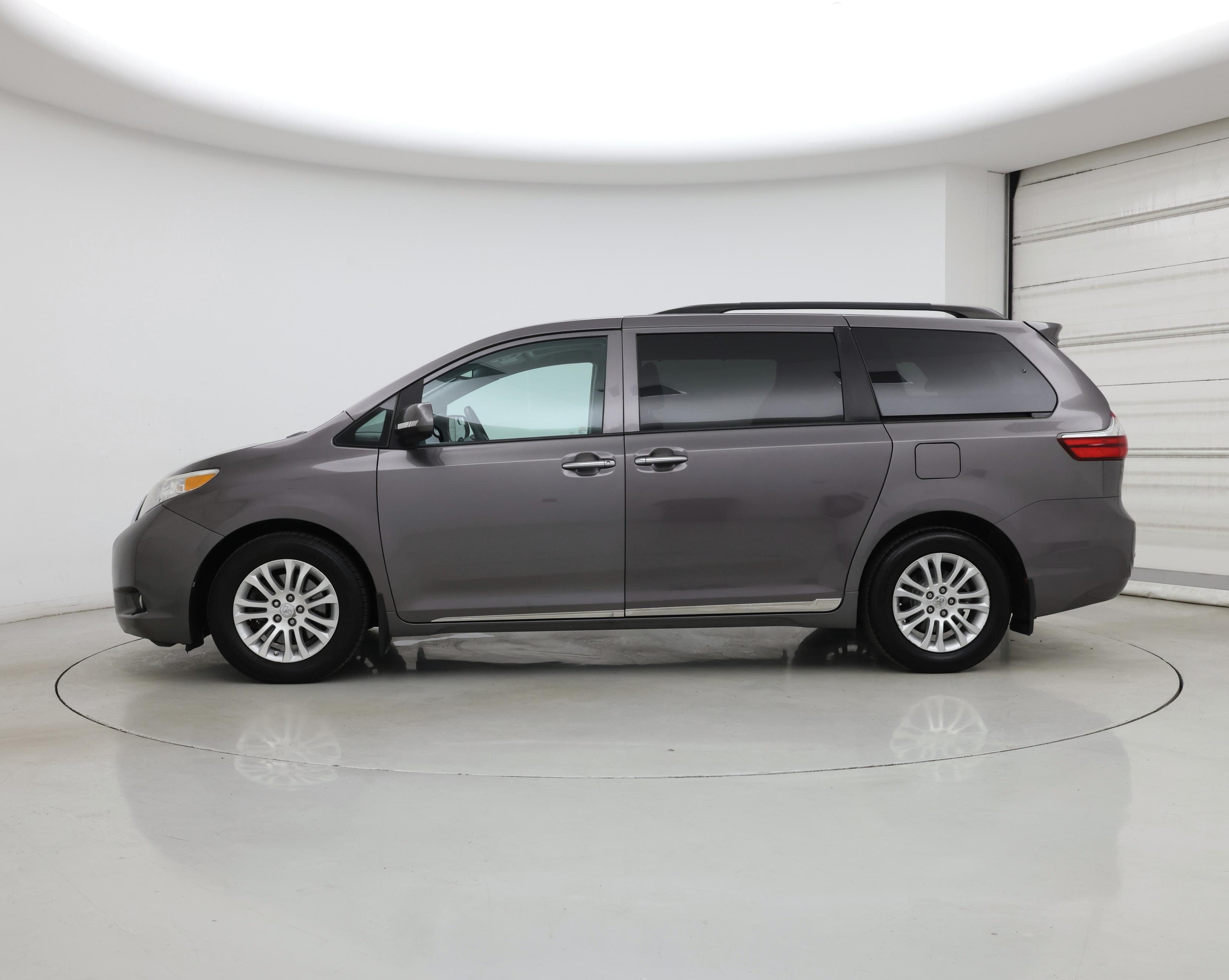 Thumbnail: 2017 Toyota Sienna - 3