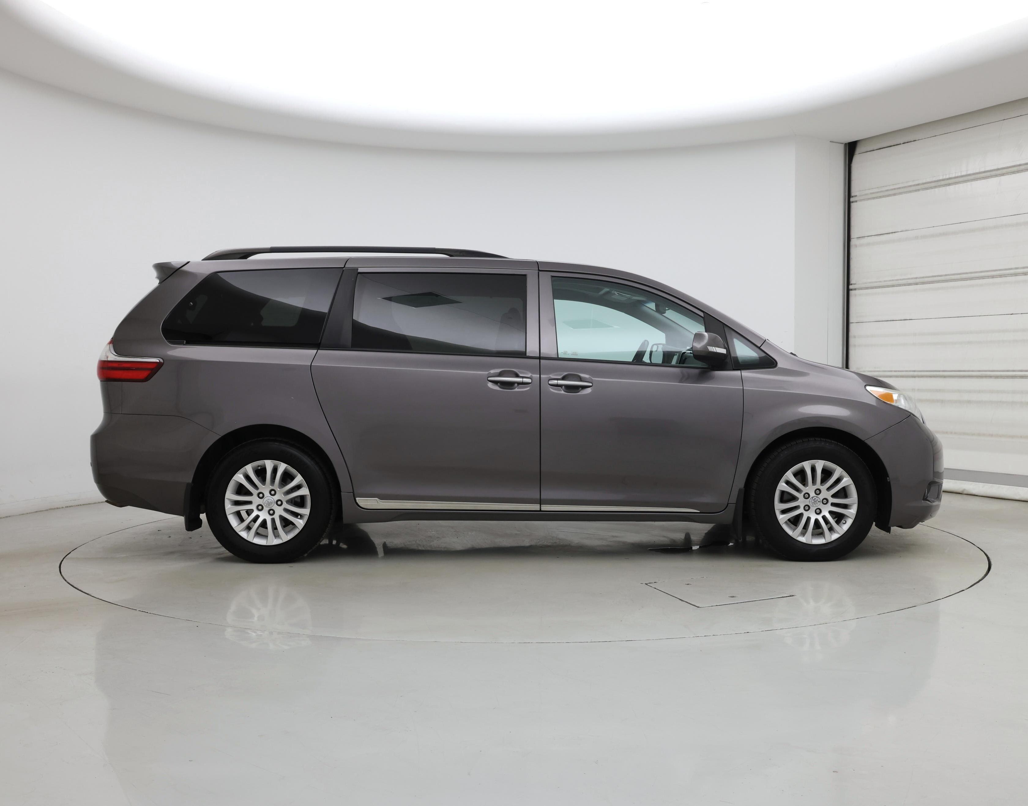 Thumbnail: 2017 Toyota Sienna - 7