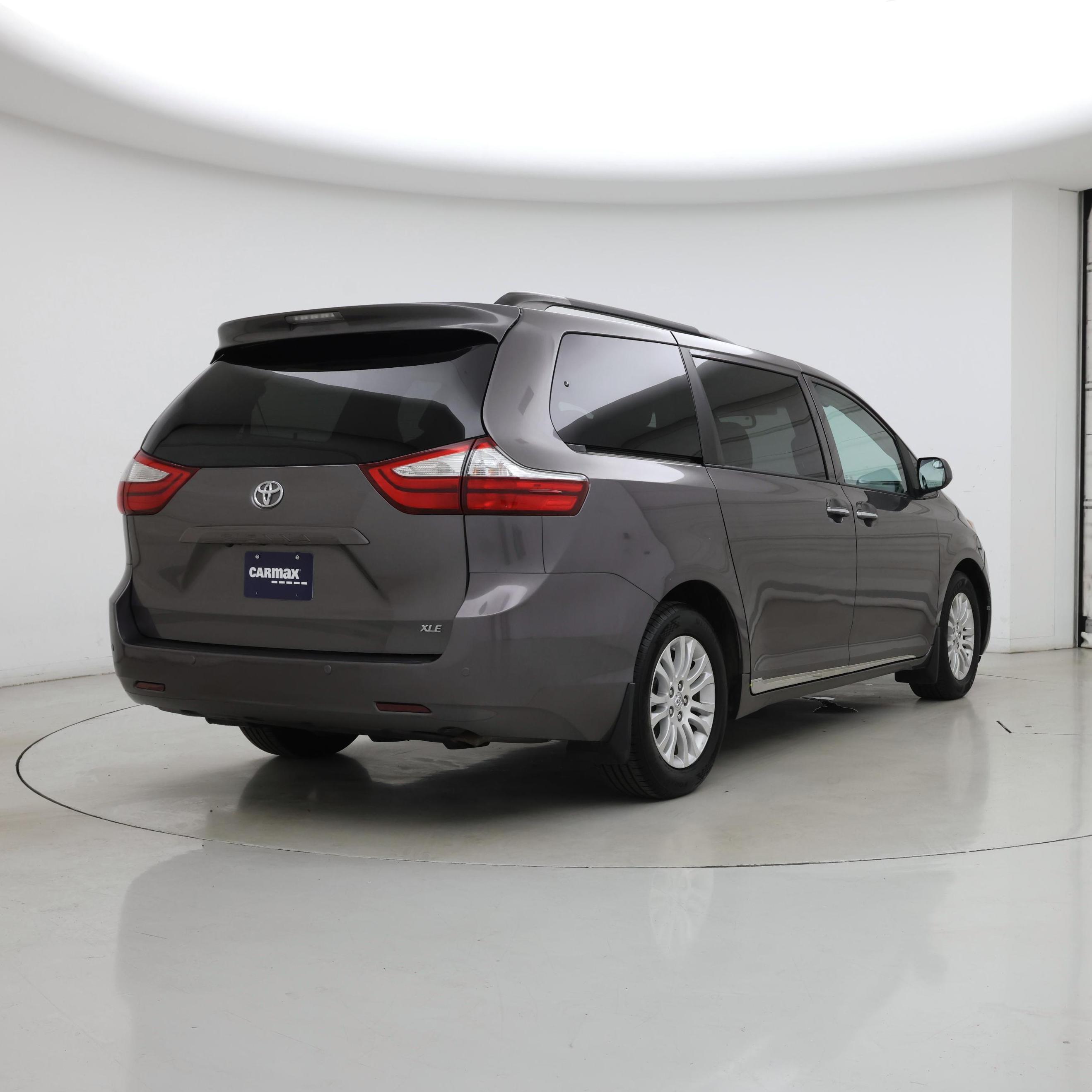 Thumbnail: 2017 Toyota Sienna - 8