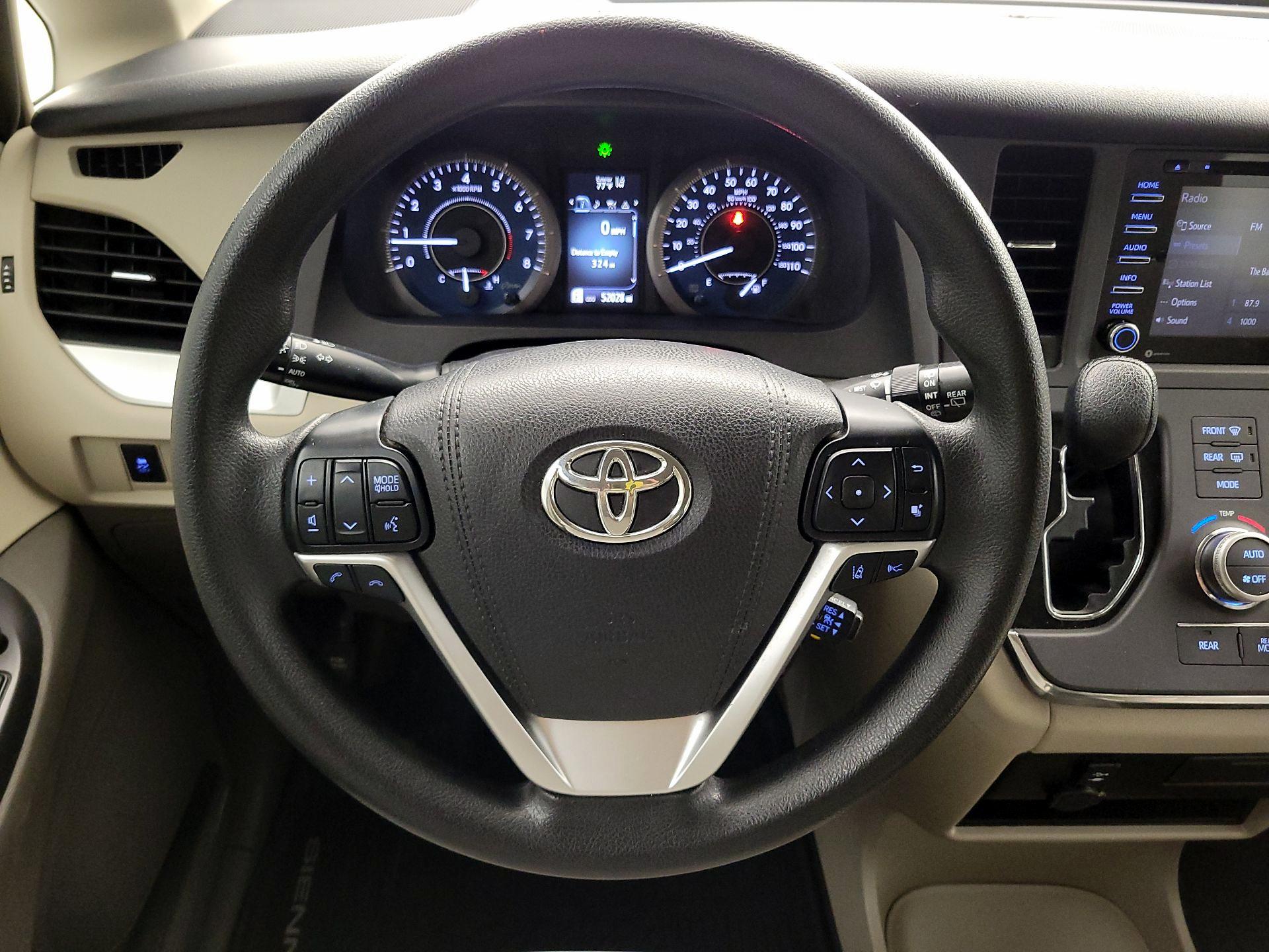 Thumbnail: 2018 Toyota Sienna - 10