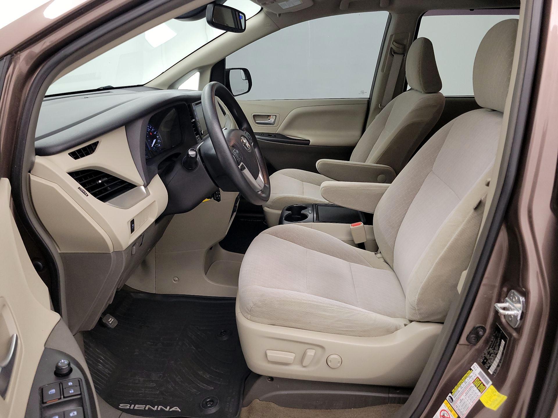 Thumbnail: 2018 Toyota Sienna - 11