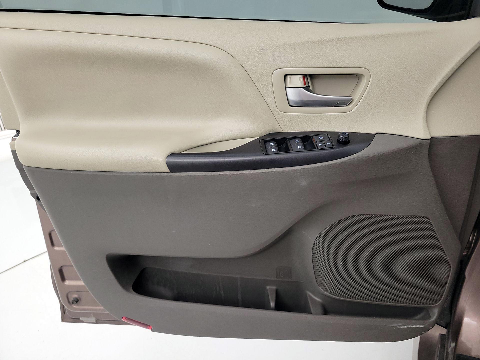 Thumbnail: 2018 Toyota Sienna - 12