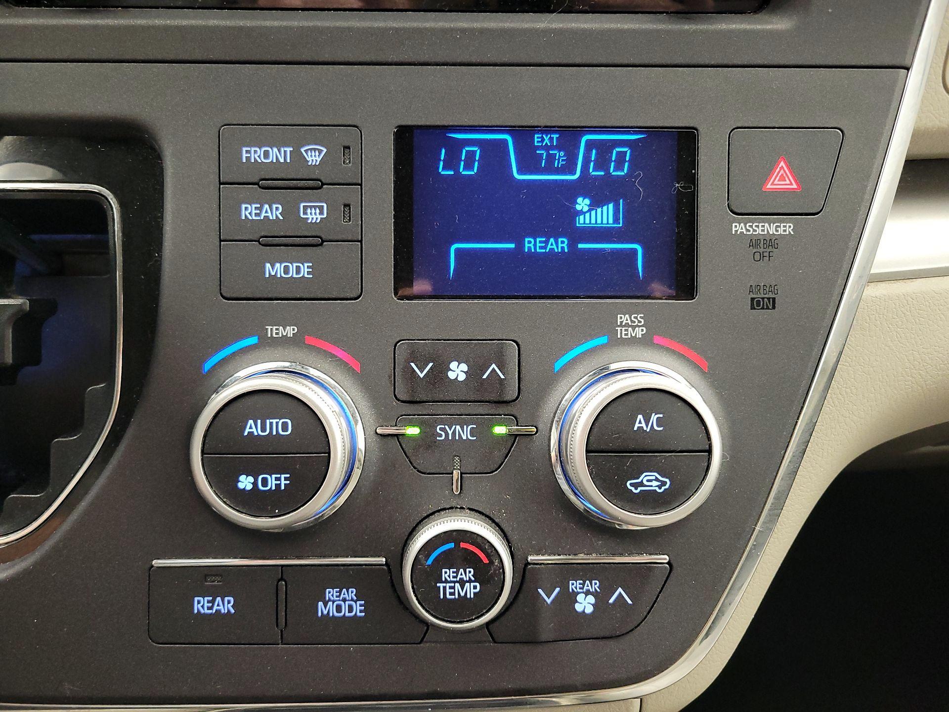 Thumbnail: 2018 Toyota Sienna - 16