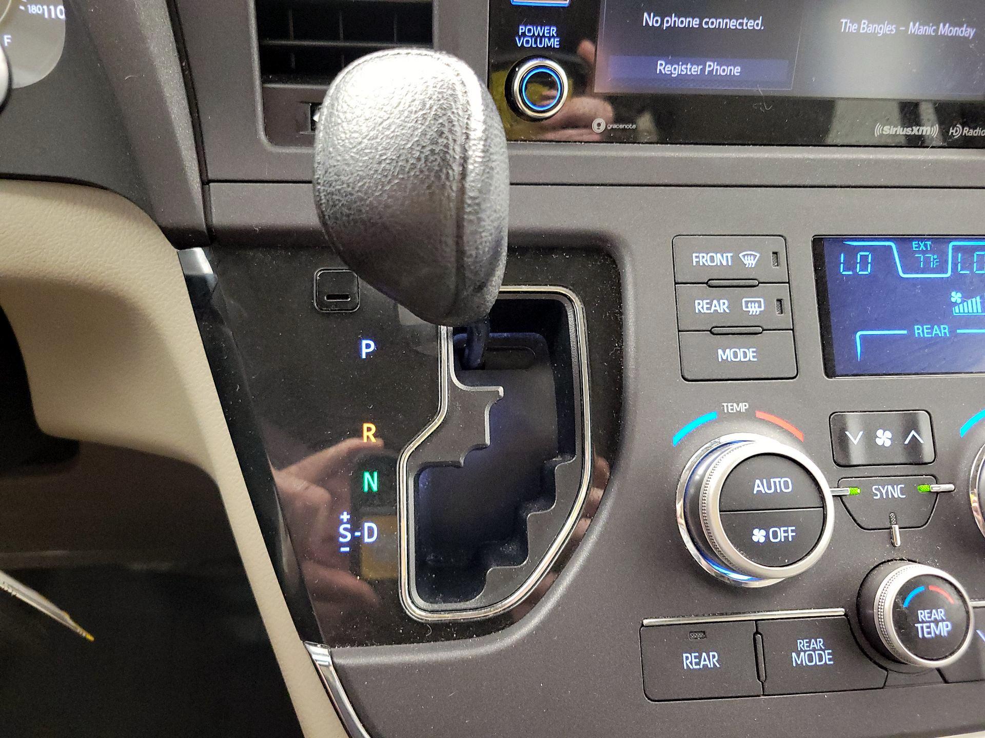 Thumbnail: 2018 Toyota Sienna - 17