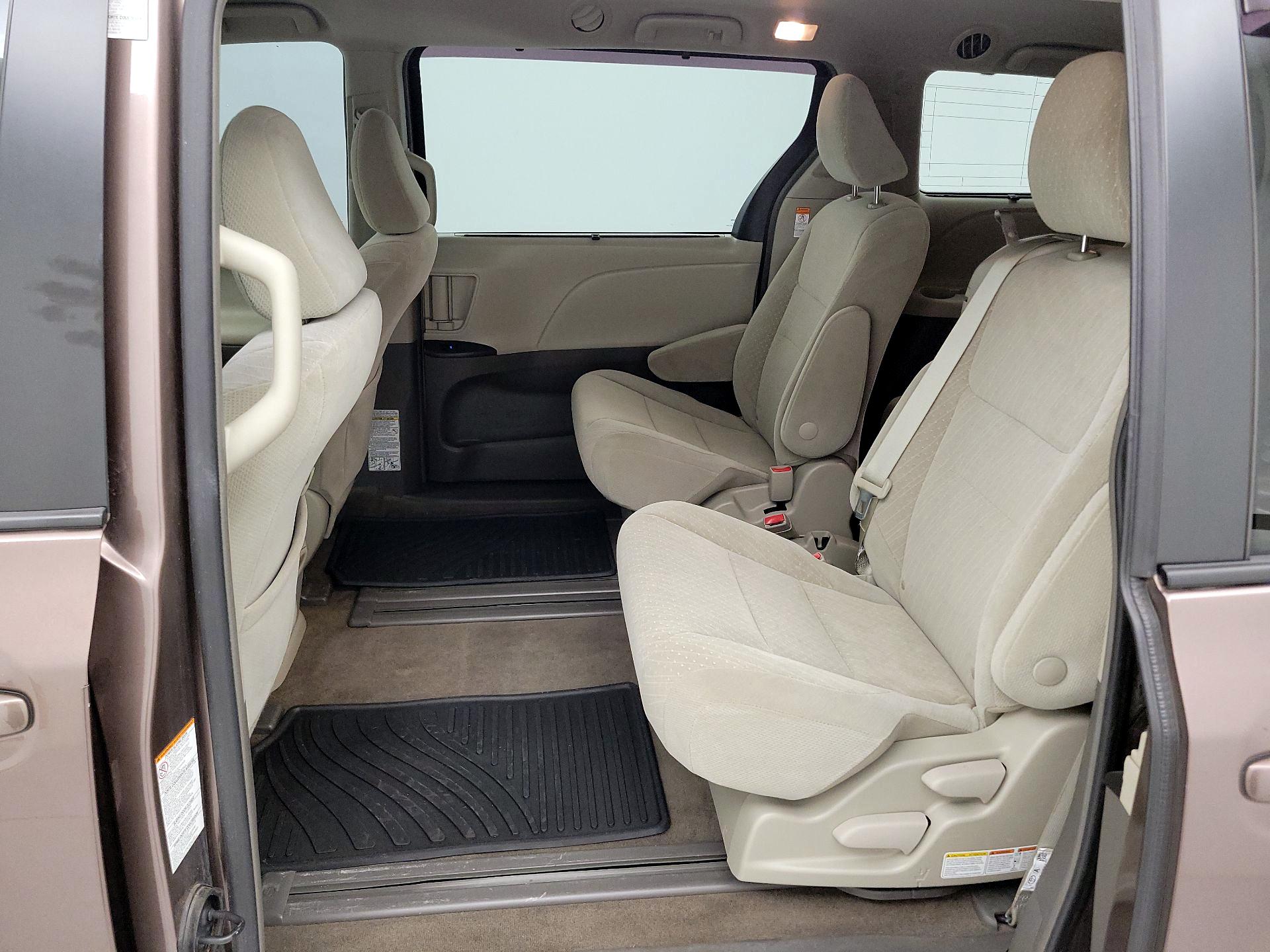 Thumbnail: 2018 Toyota Sienna - 19