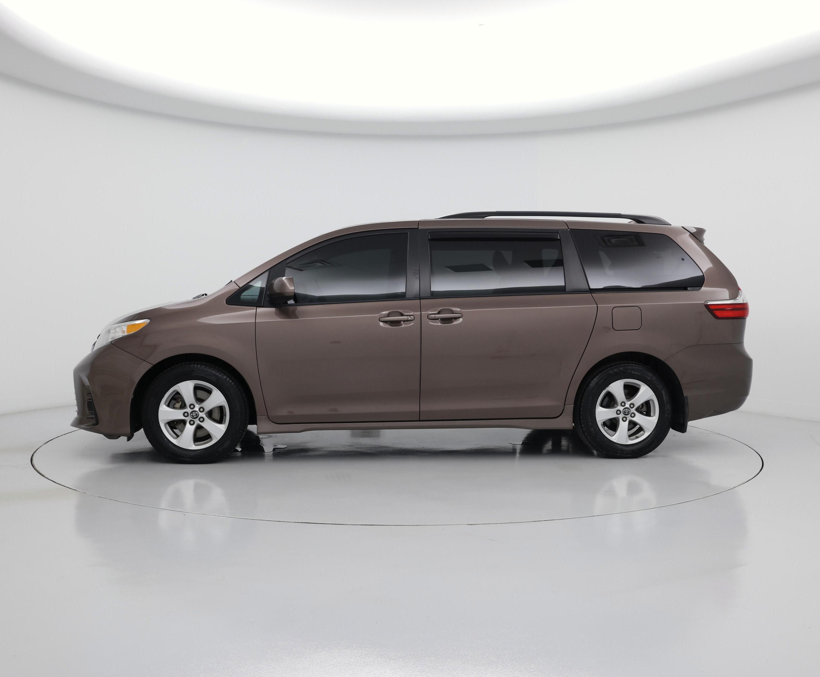 Thumbnail: 2018 Toyota Sienna - 3