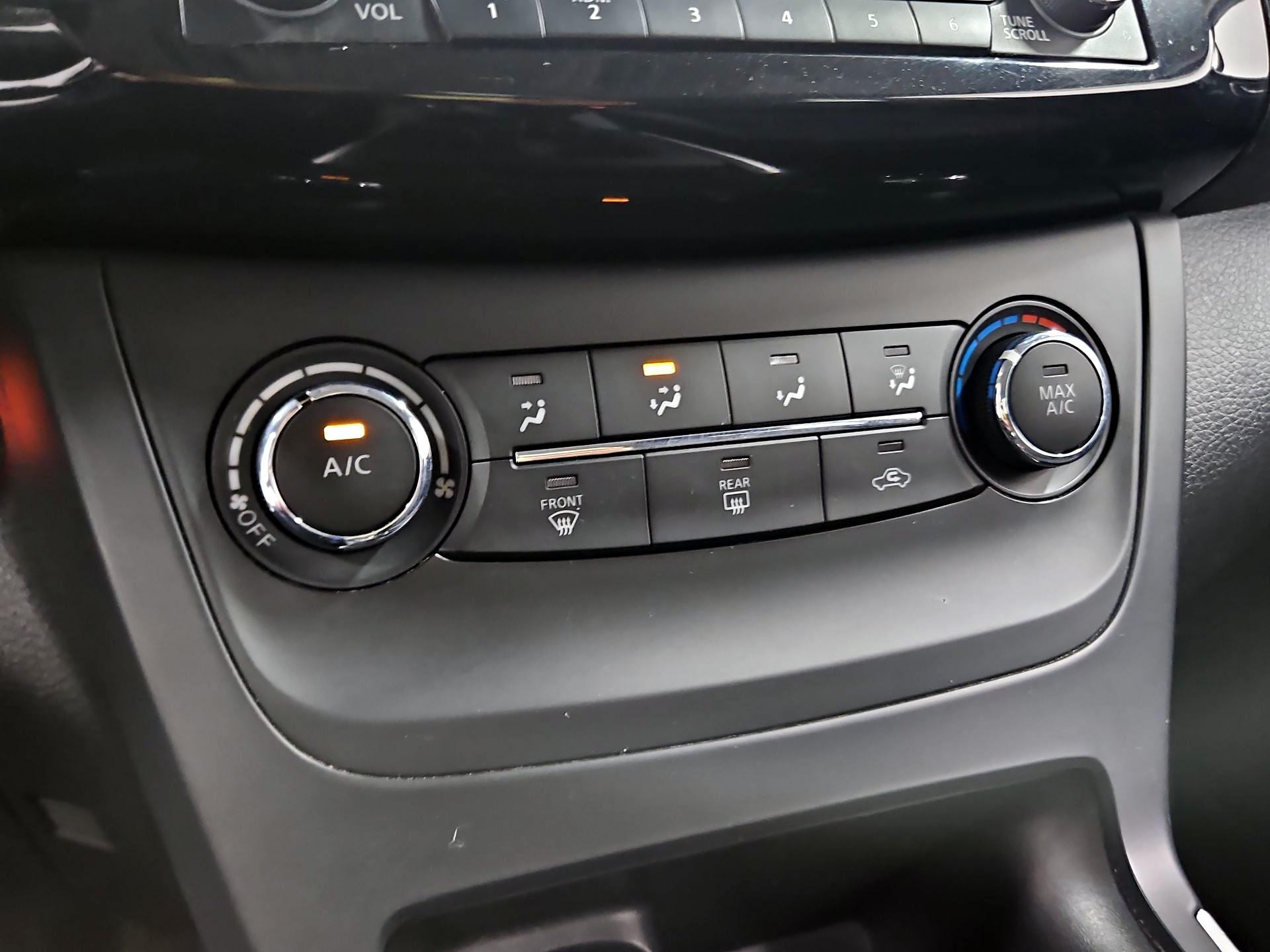 Thumbnail: 2017 Nissan Sentra - 16