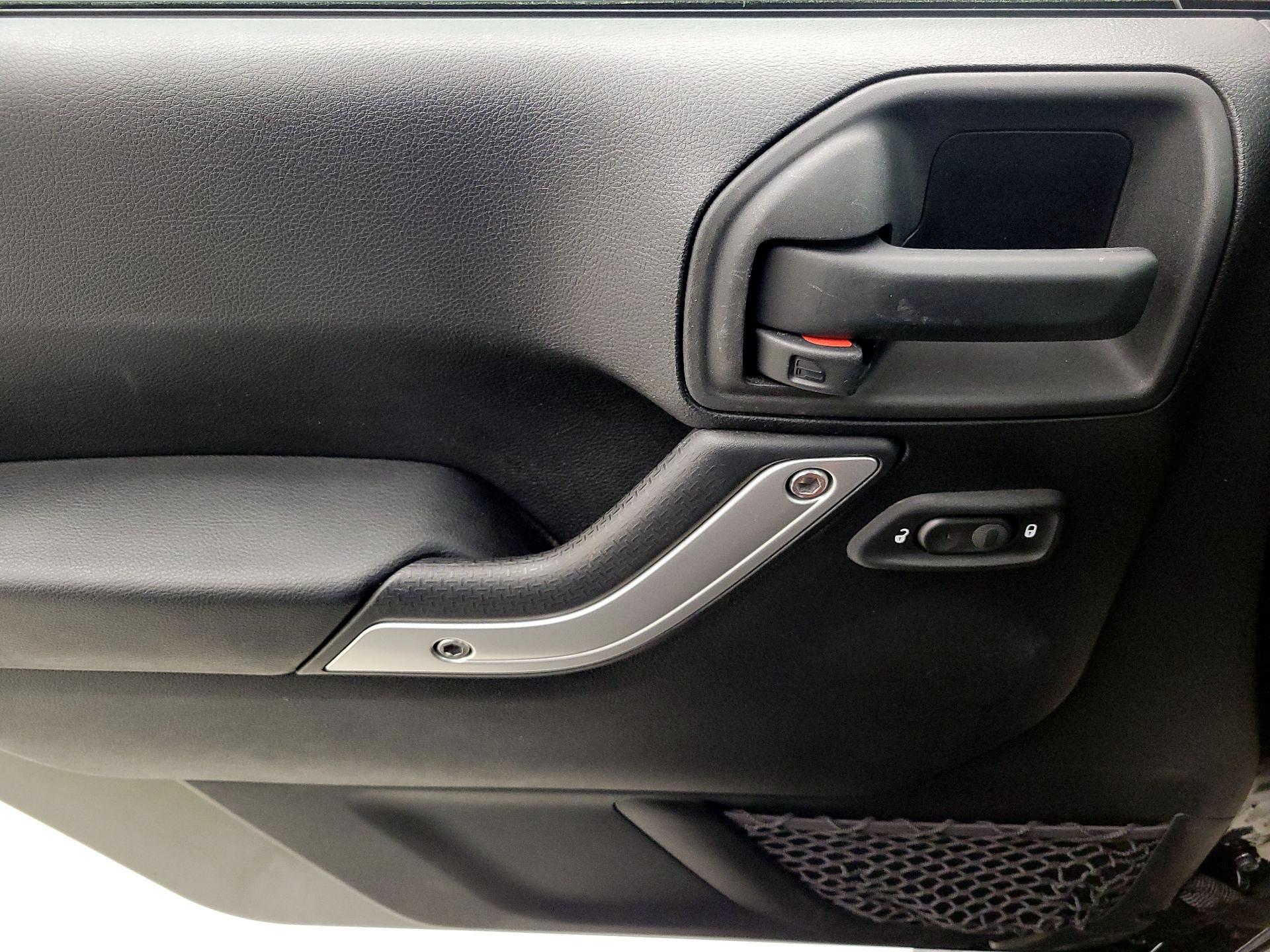 Thumbnail: 2015 Jeep Wrangler - 12