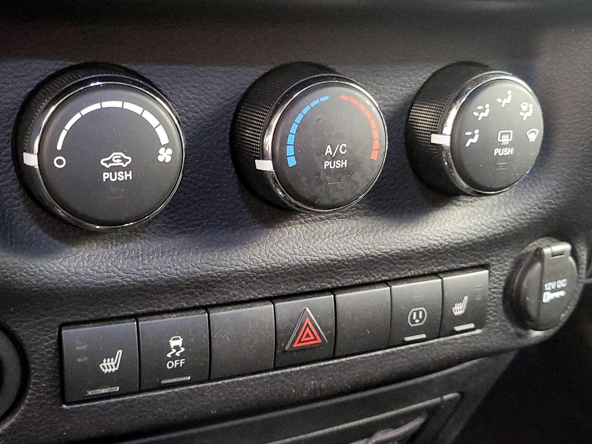 Thumbnail: 2015 Jeep Wrangler - 14