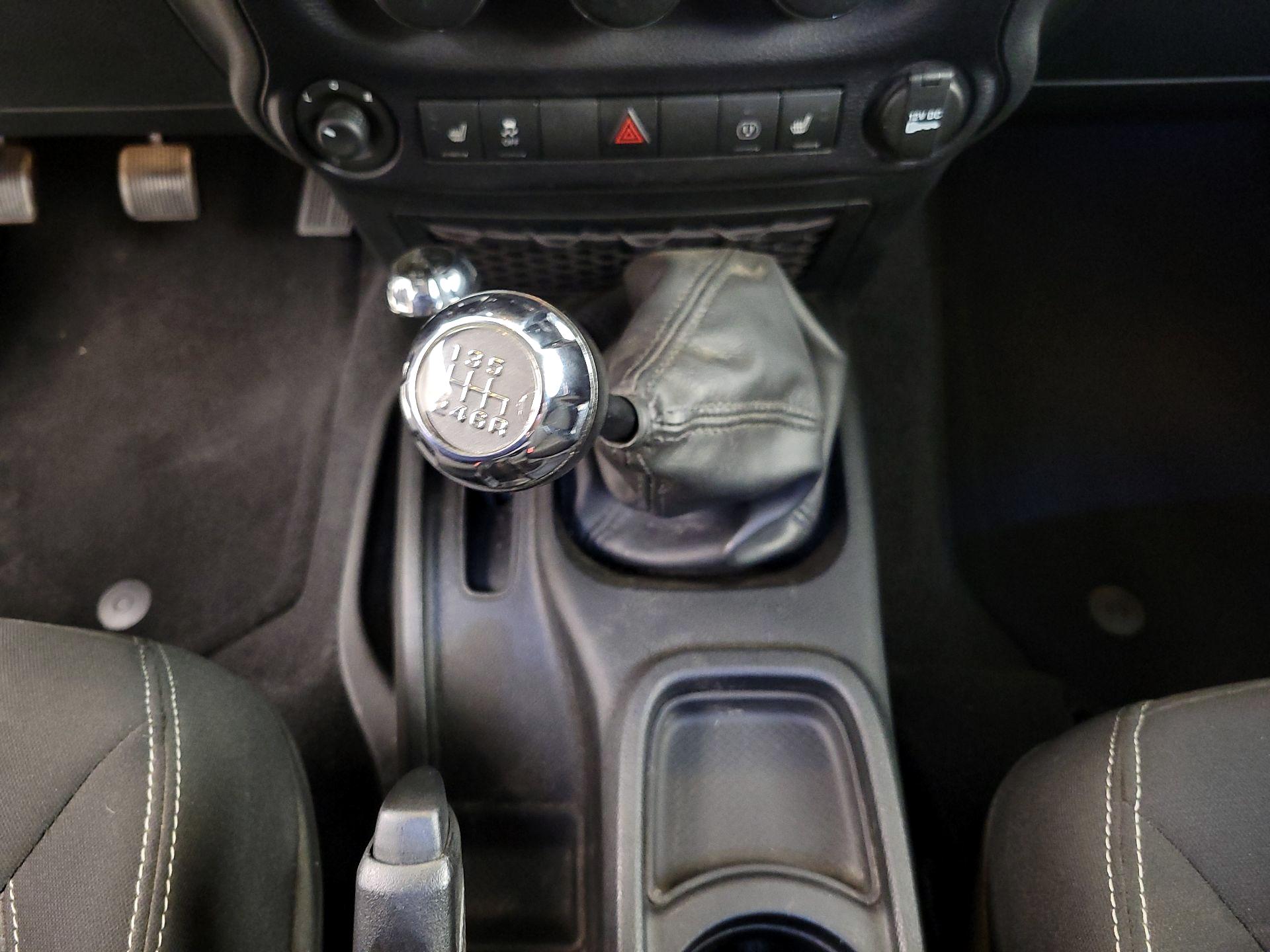 Thumbnail: 2015 Jeep Wrangler - 15