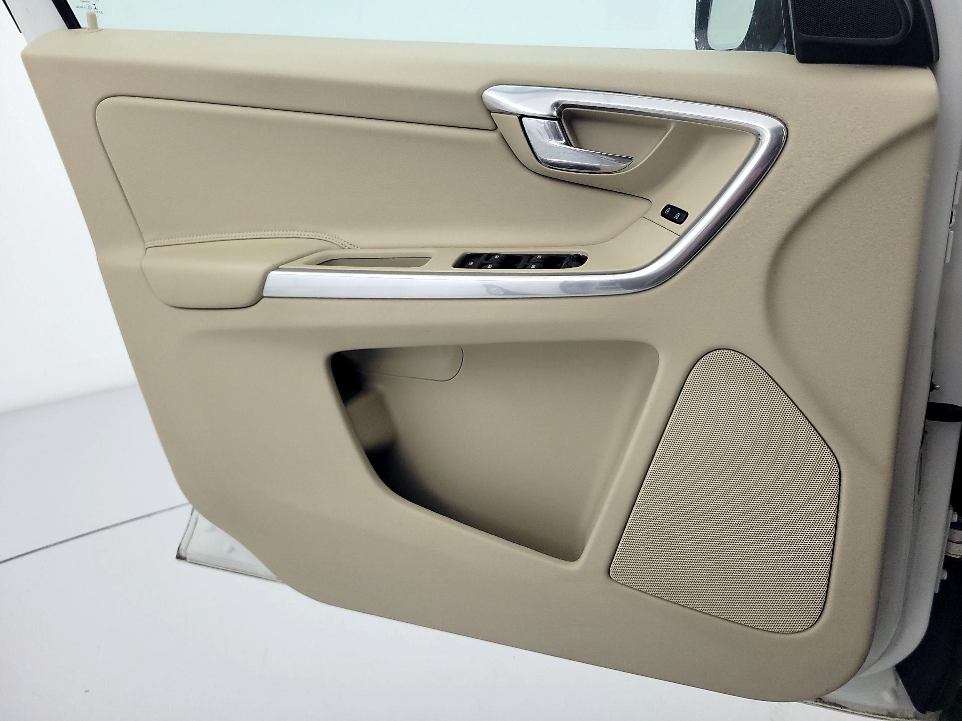 Thumbnail: 2016 Volvo XC60 - 12