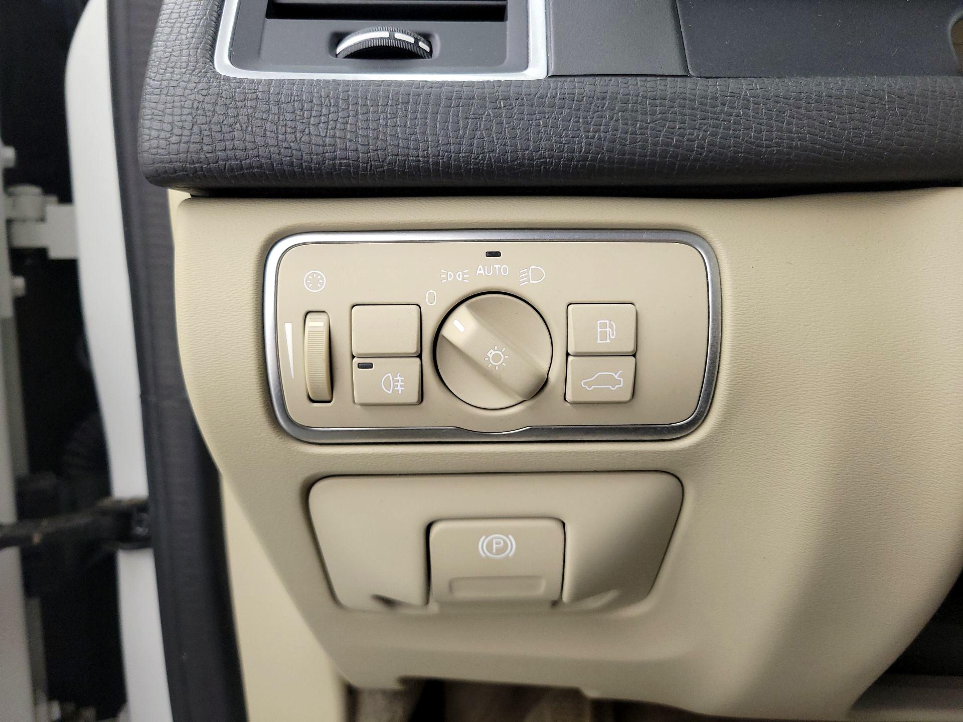 Thumbnail: 2016 Volvo XC60 - 13