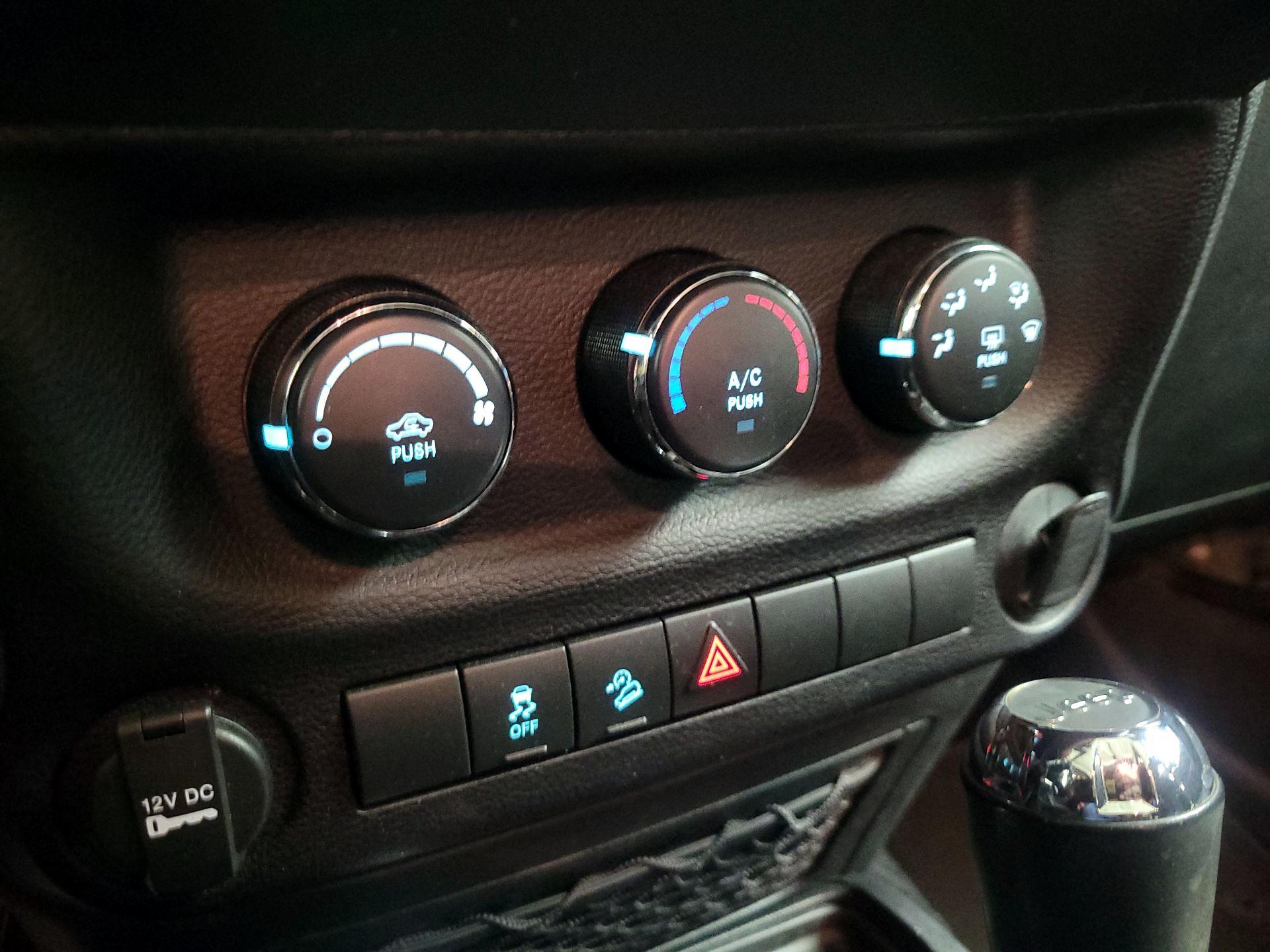 Thumbnail: 2016 Jeep Wrangler - 14