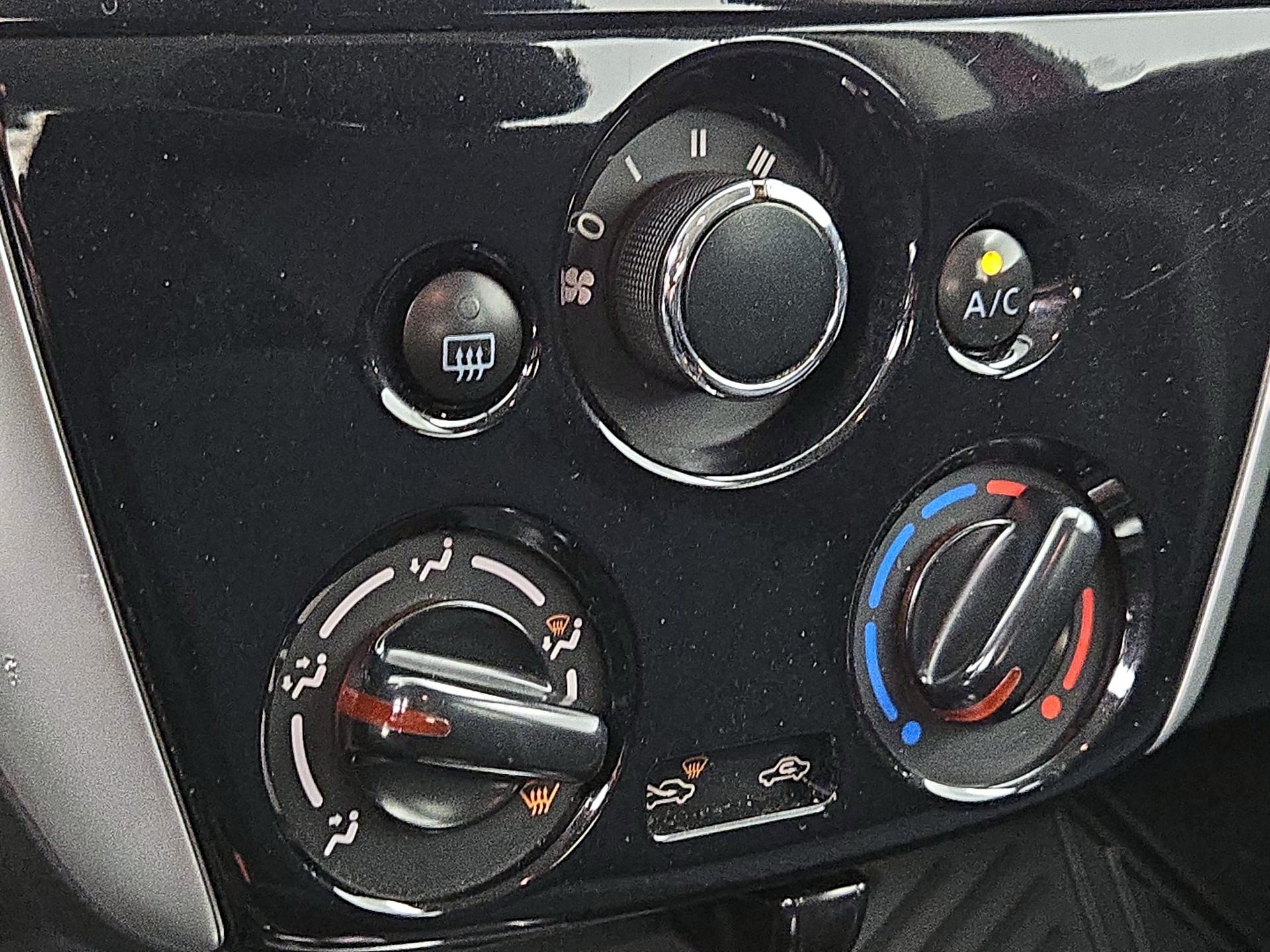 Thumbnail: 2015 Nissan Versa Note - 17