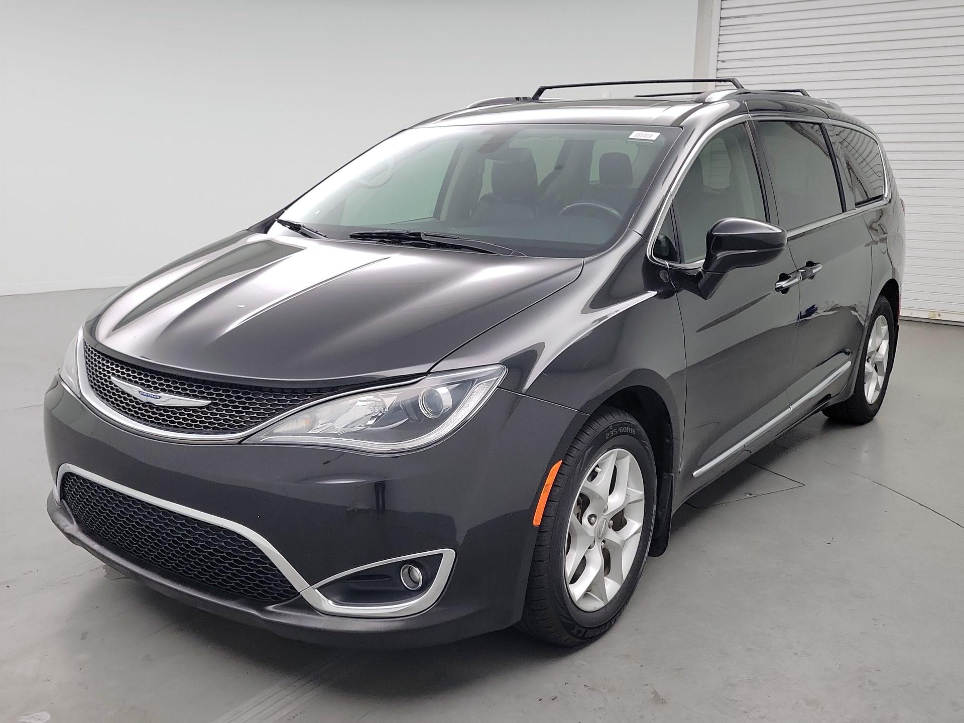 Thumbnail: 2019 Chrysler Pacifica - 3