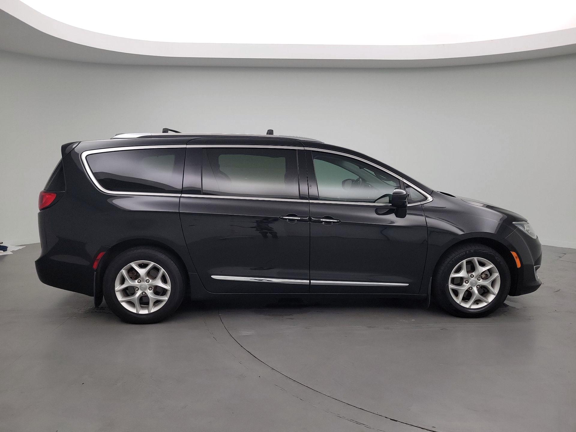 Thumbnail: 2019 Chrysler Pacifica - 4