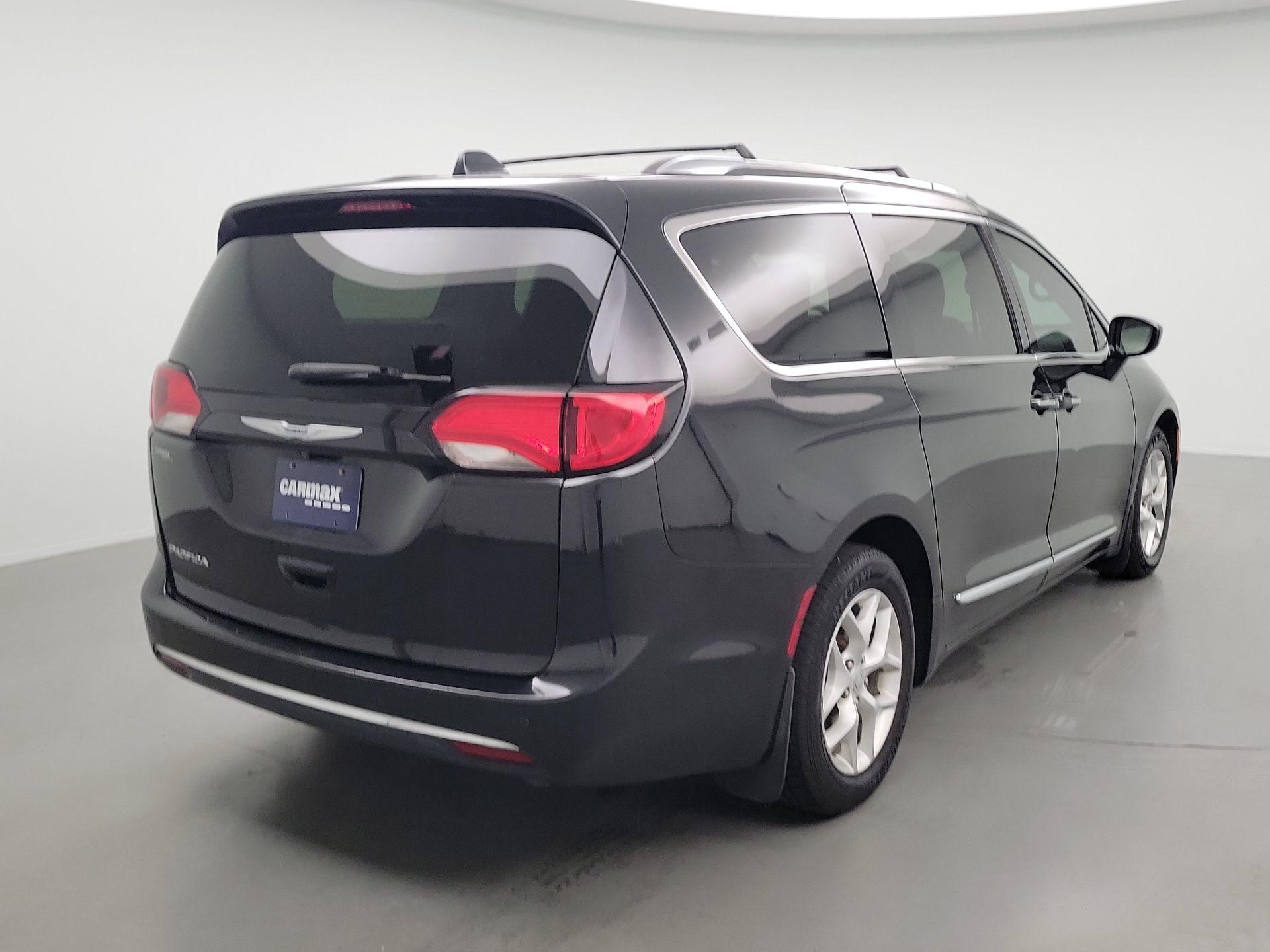 Thumbnail: 2019 Chrysler Pacifica - 5
