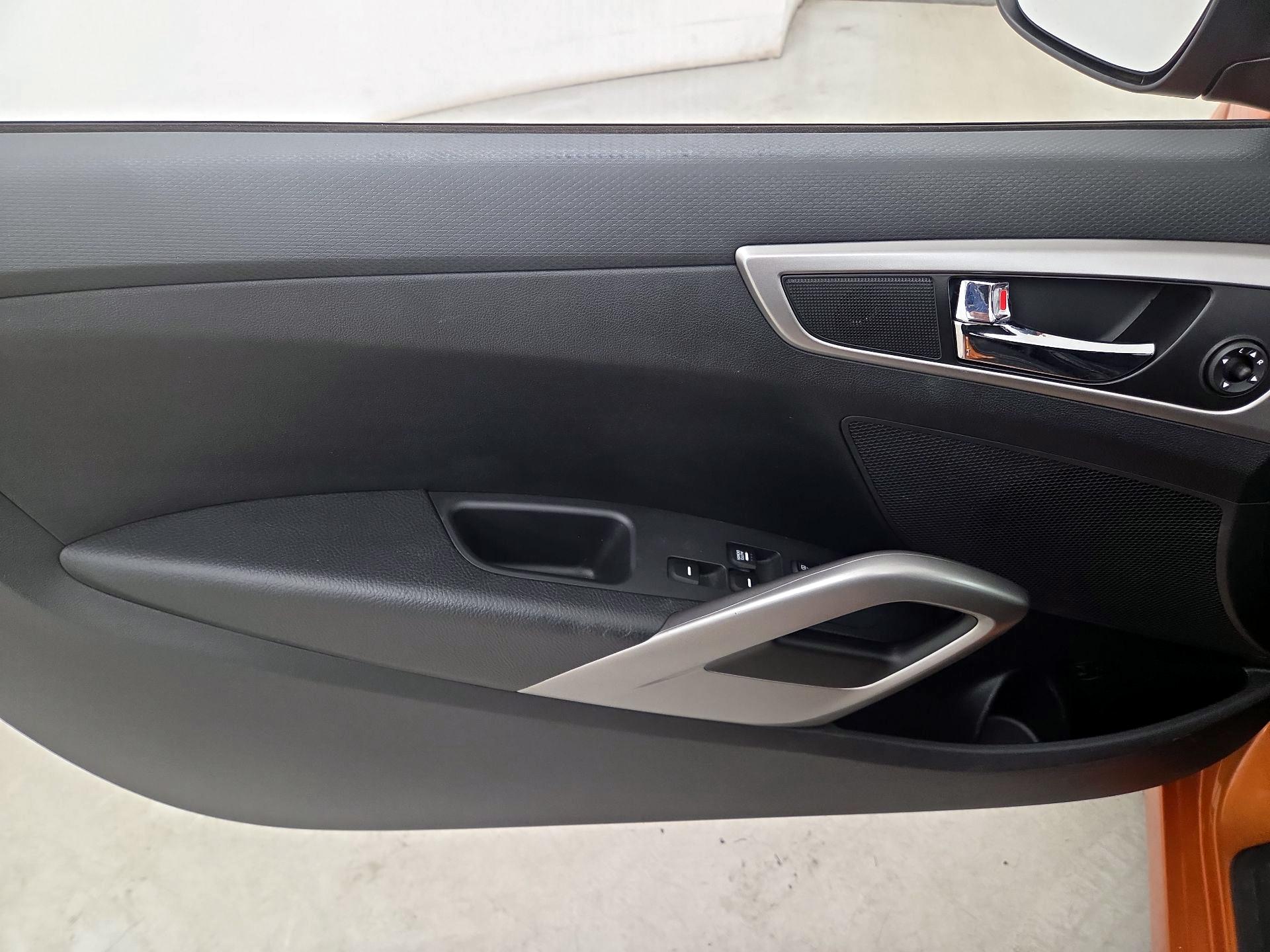 Thumbnail: 2016 Hyundai Veloster - 10