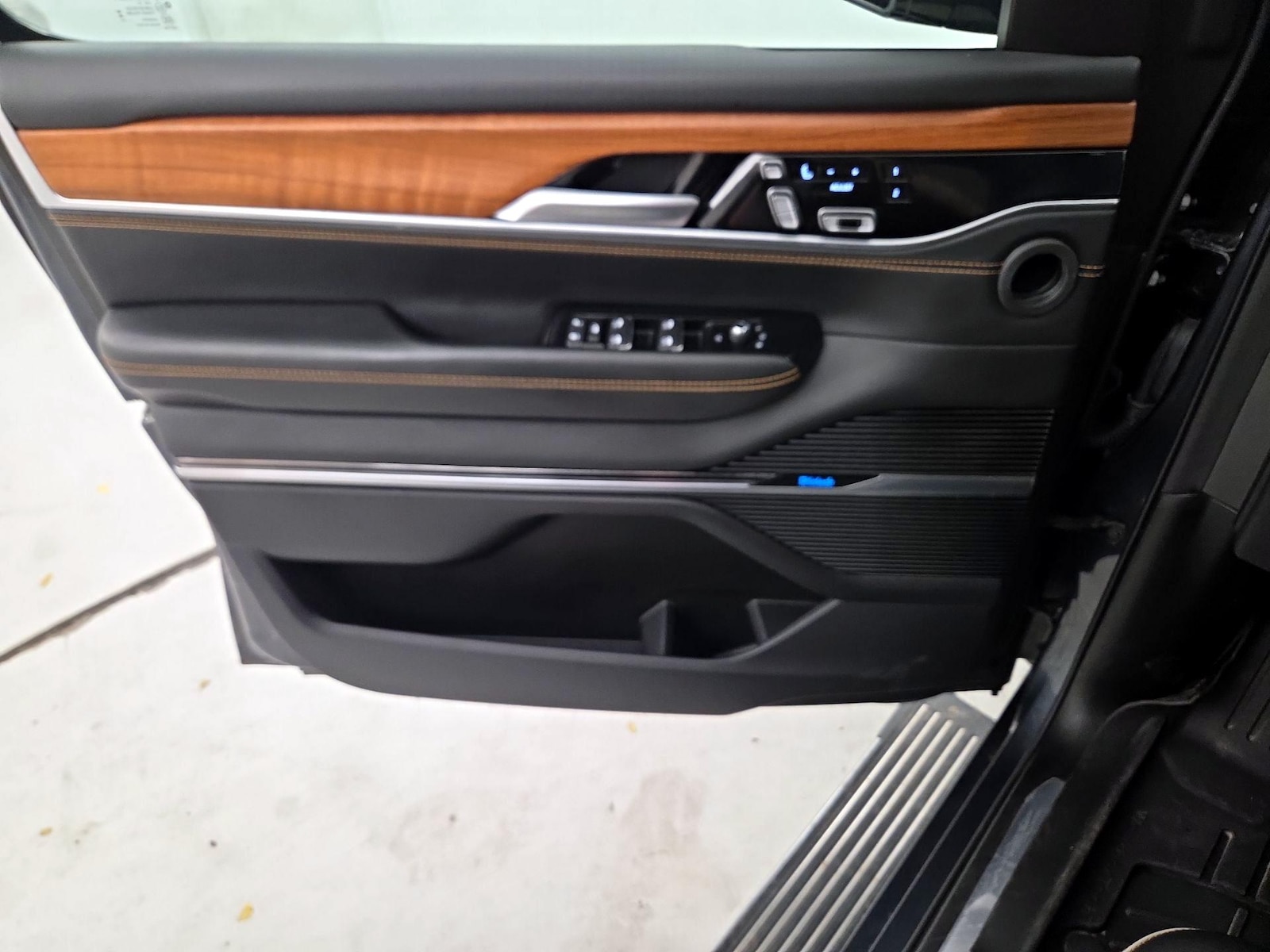 2024 Jeep Grand Wagoneer L Series III - Photo 13