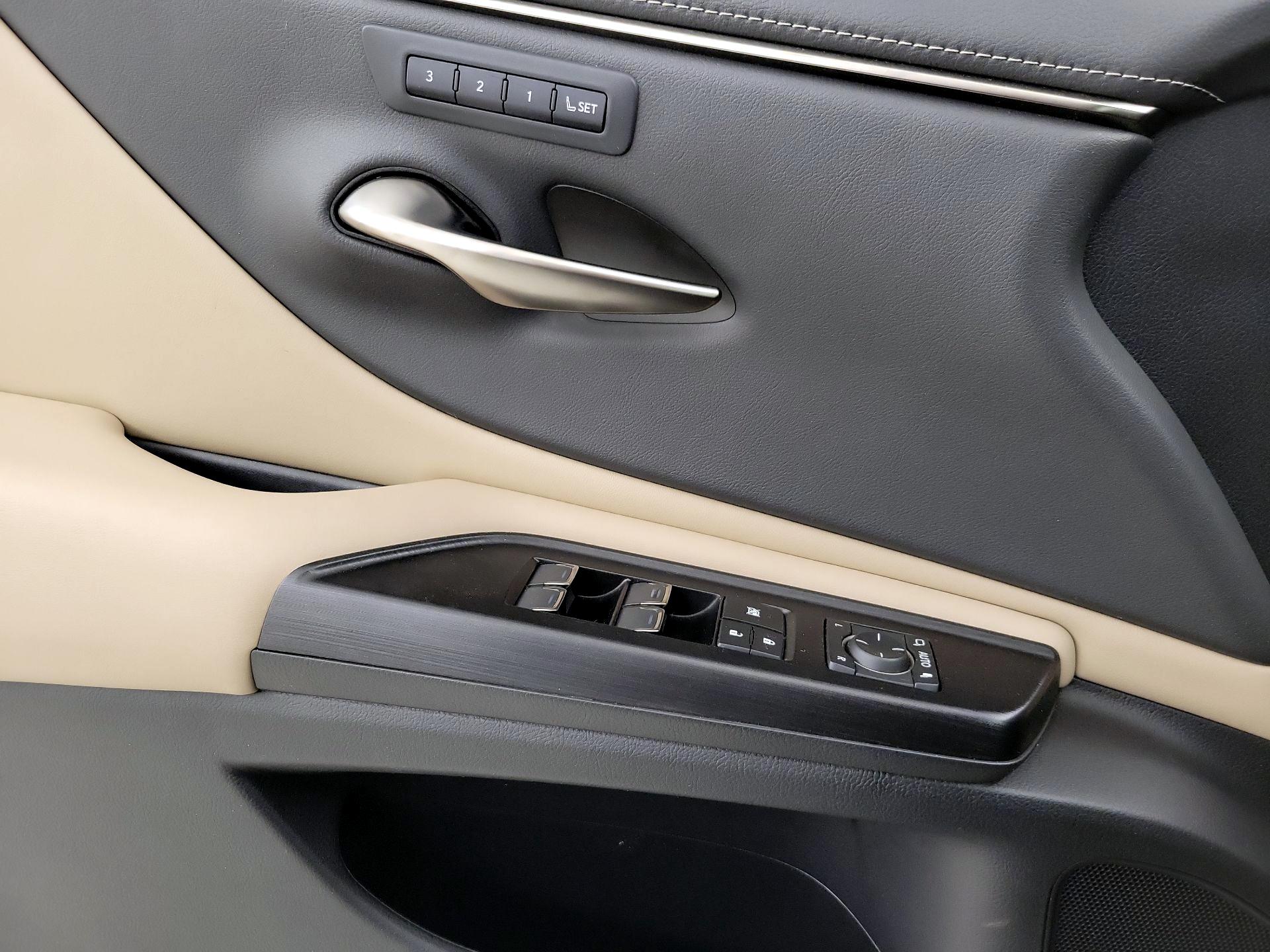 Thumbnail: 2021 Lexus ES - 12