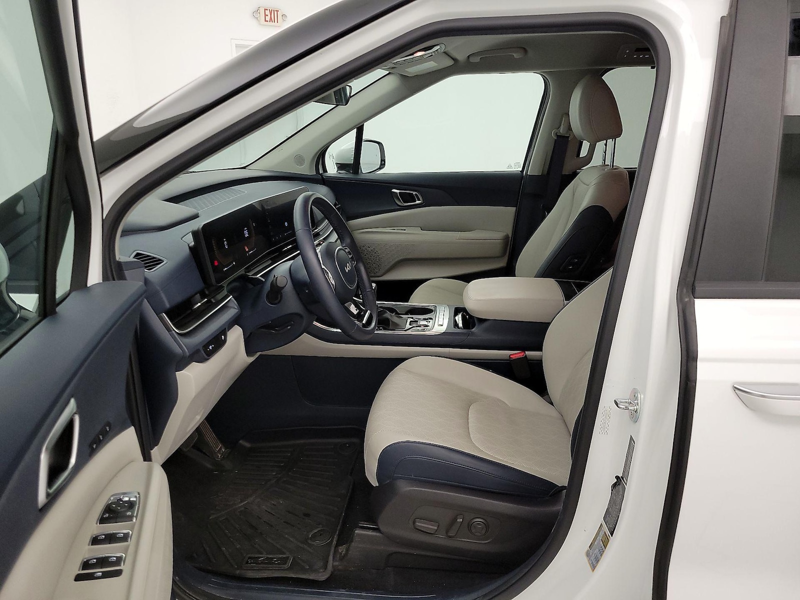 2025 Kia Carnival EX - Photo 12