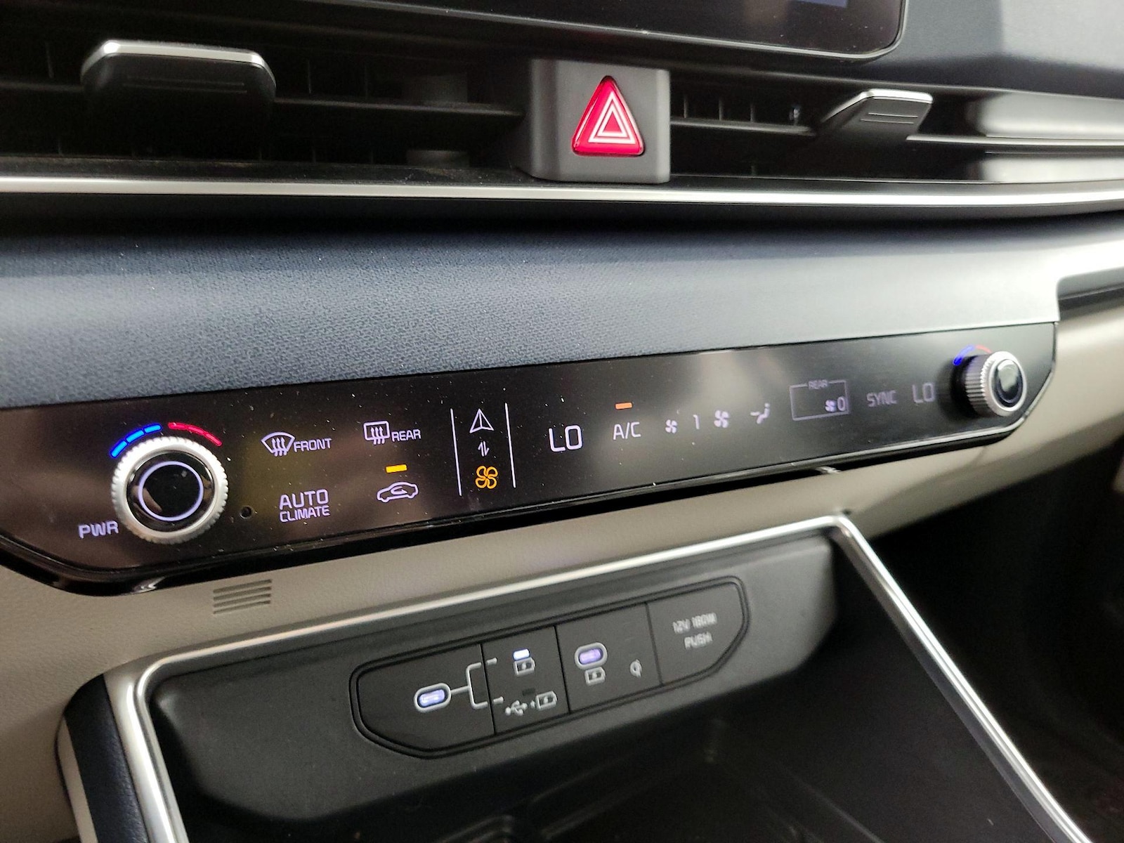 2025 Kia Carnival EX - Photo 18