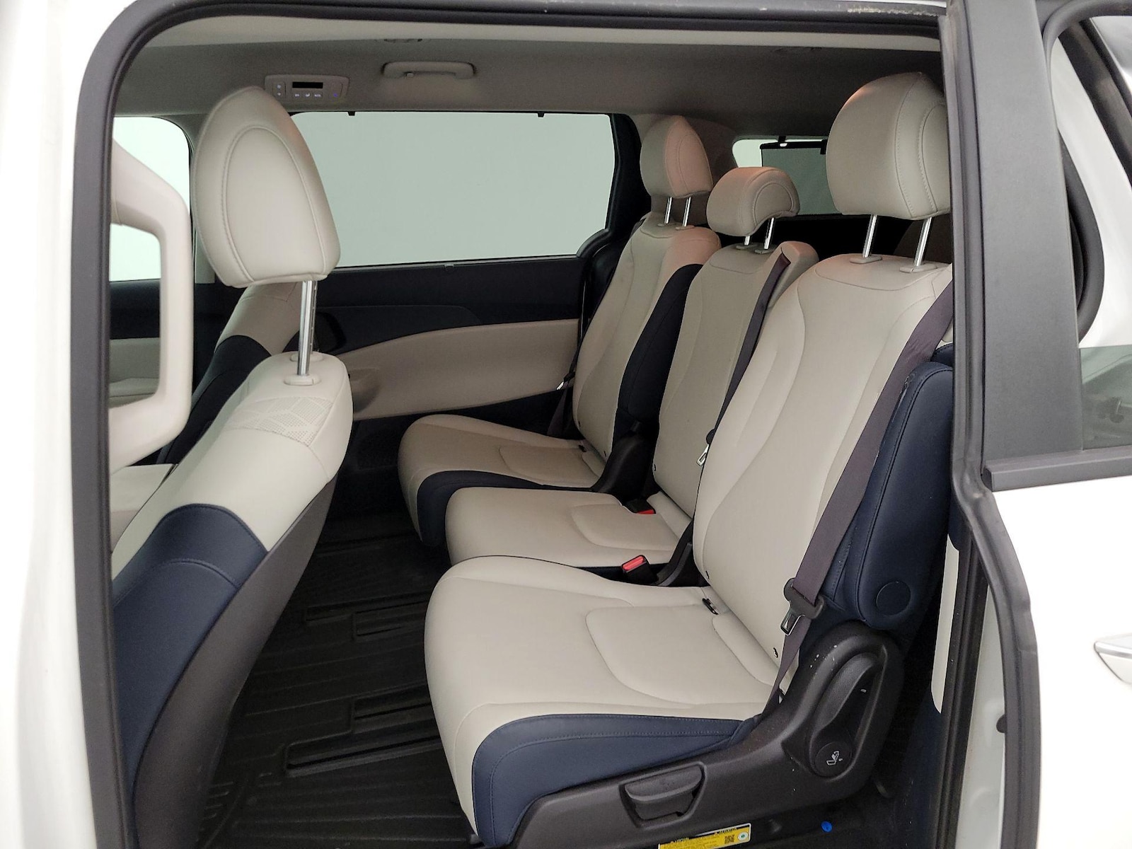 2025 Kia Carnival EX - Photo 21