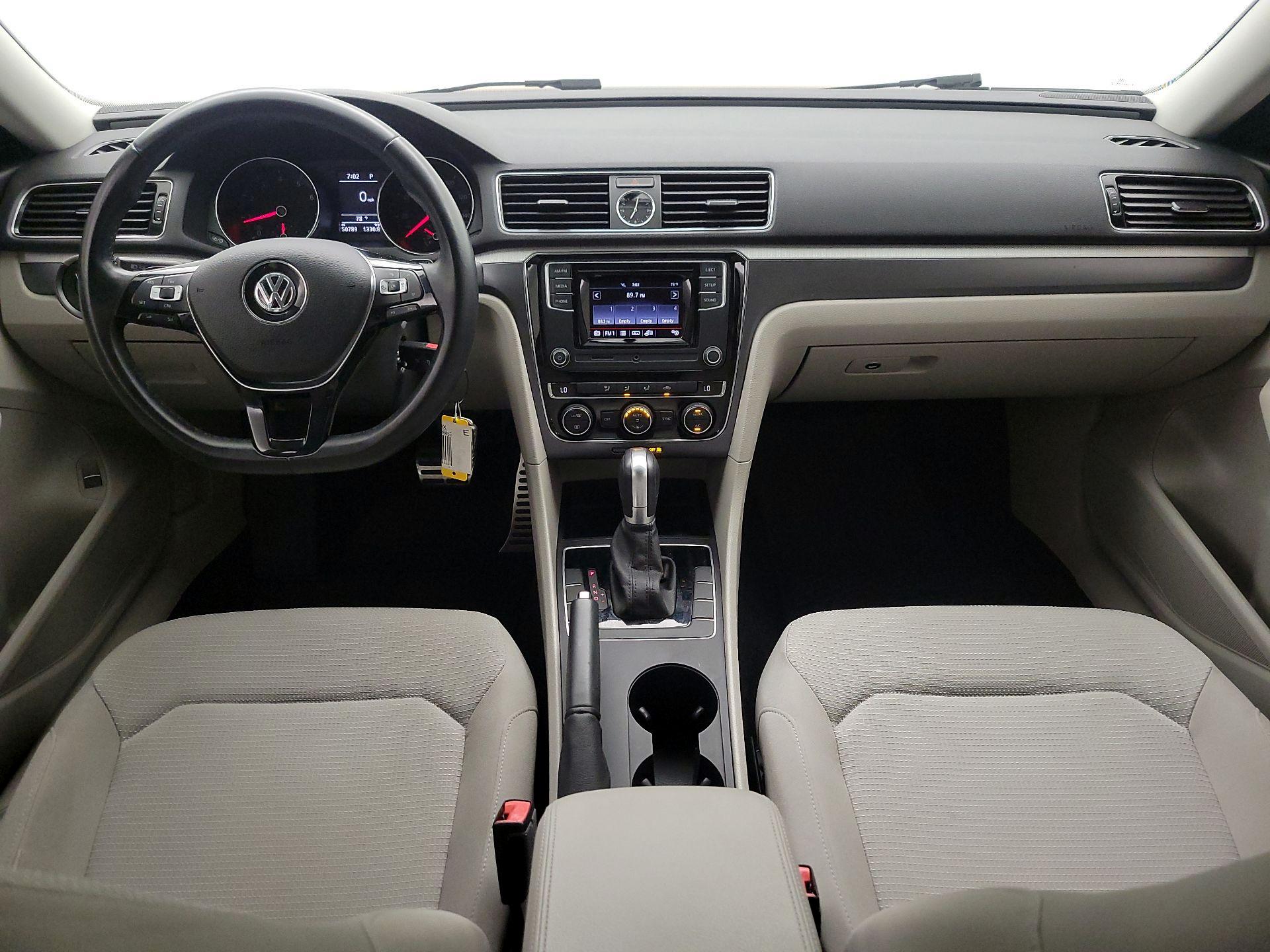 Thumbnail: 2016 Volkswagen Passat - 9