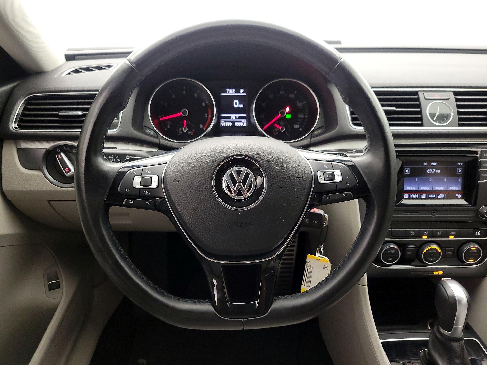 Thumbnail: 2016 Volkswagen Passat - 10