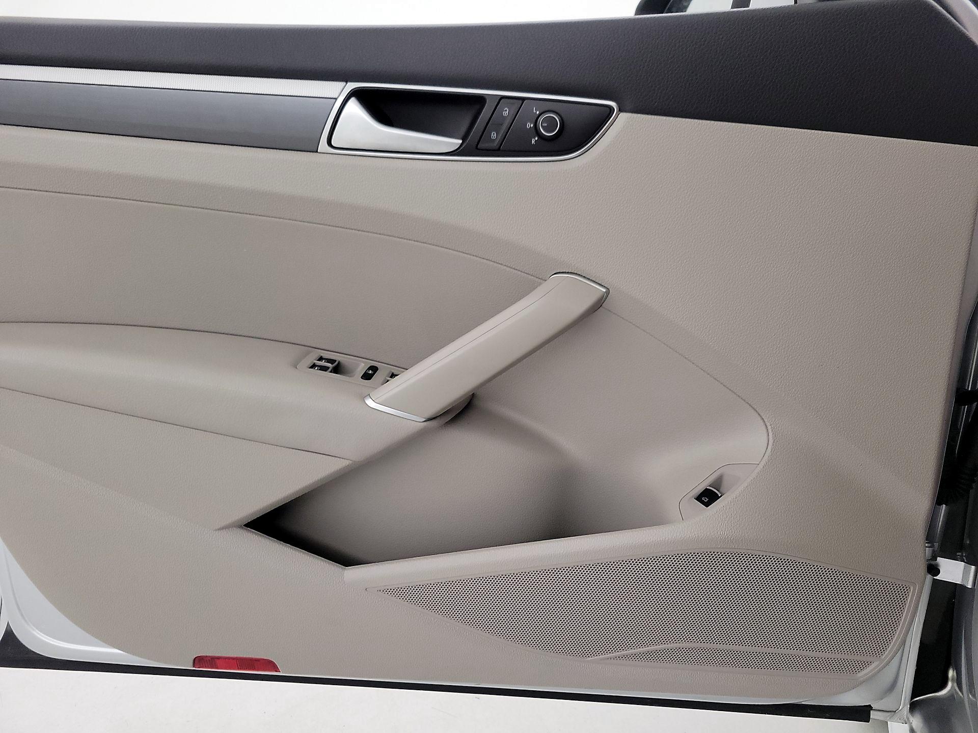 Thumbnail: 2016 Volkswagen Passat - 12