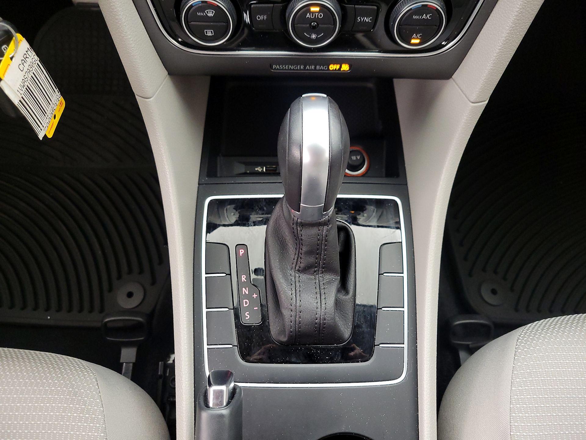 Thumbnail: 2016 Volkswagen Passat - 17