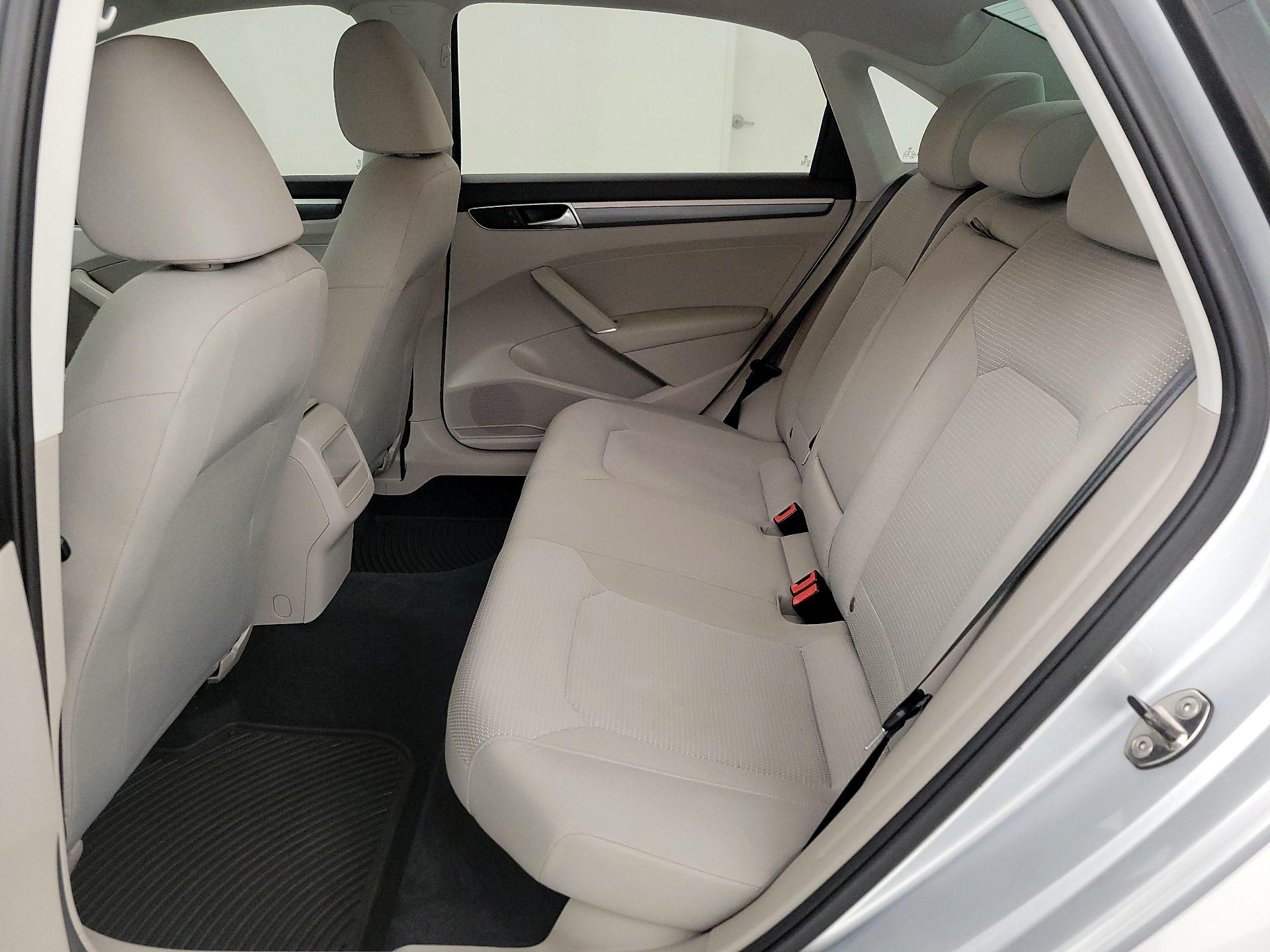 Thumbnail: 2016 Volkswagen Passat - 19