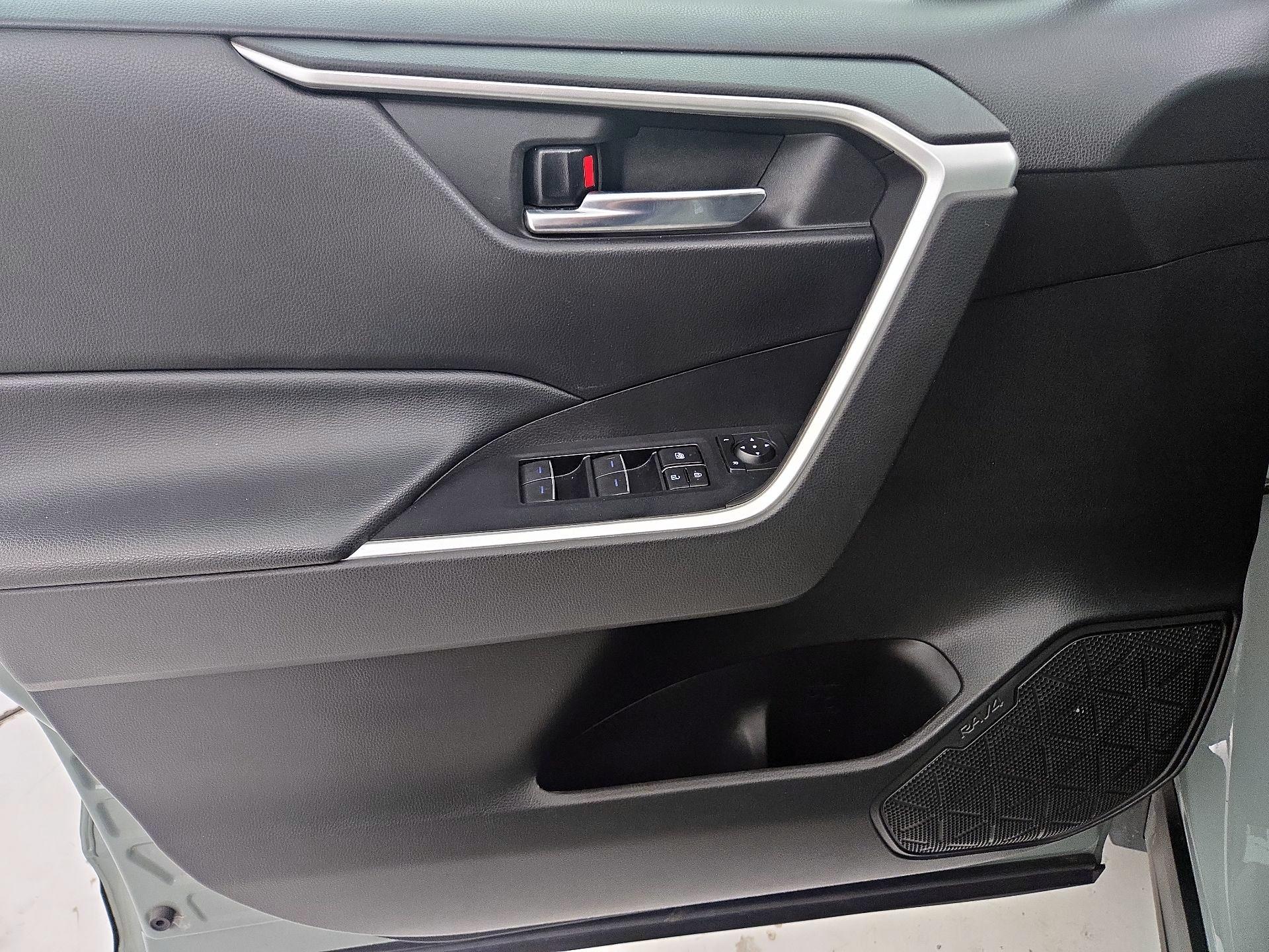 Thumbnail: 2022 Toyota RAV4 - 12