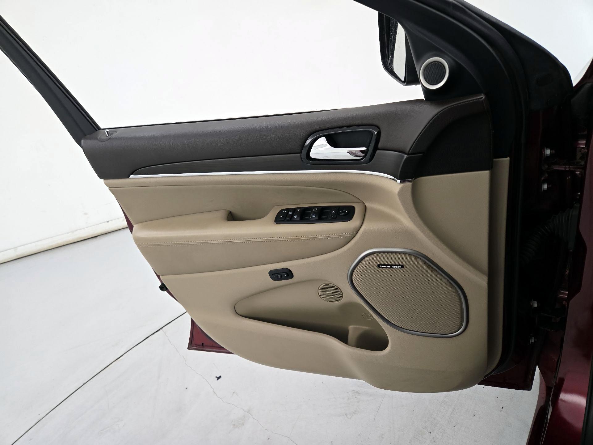 Thumbnail: 2019 Jeep Grand Cherokee - 12