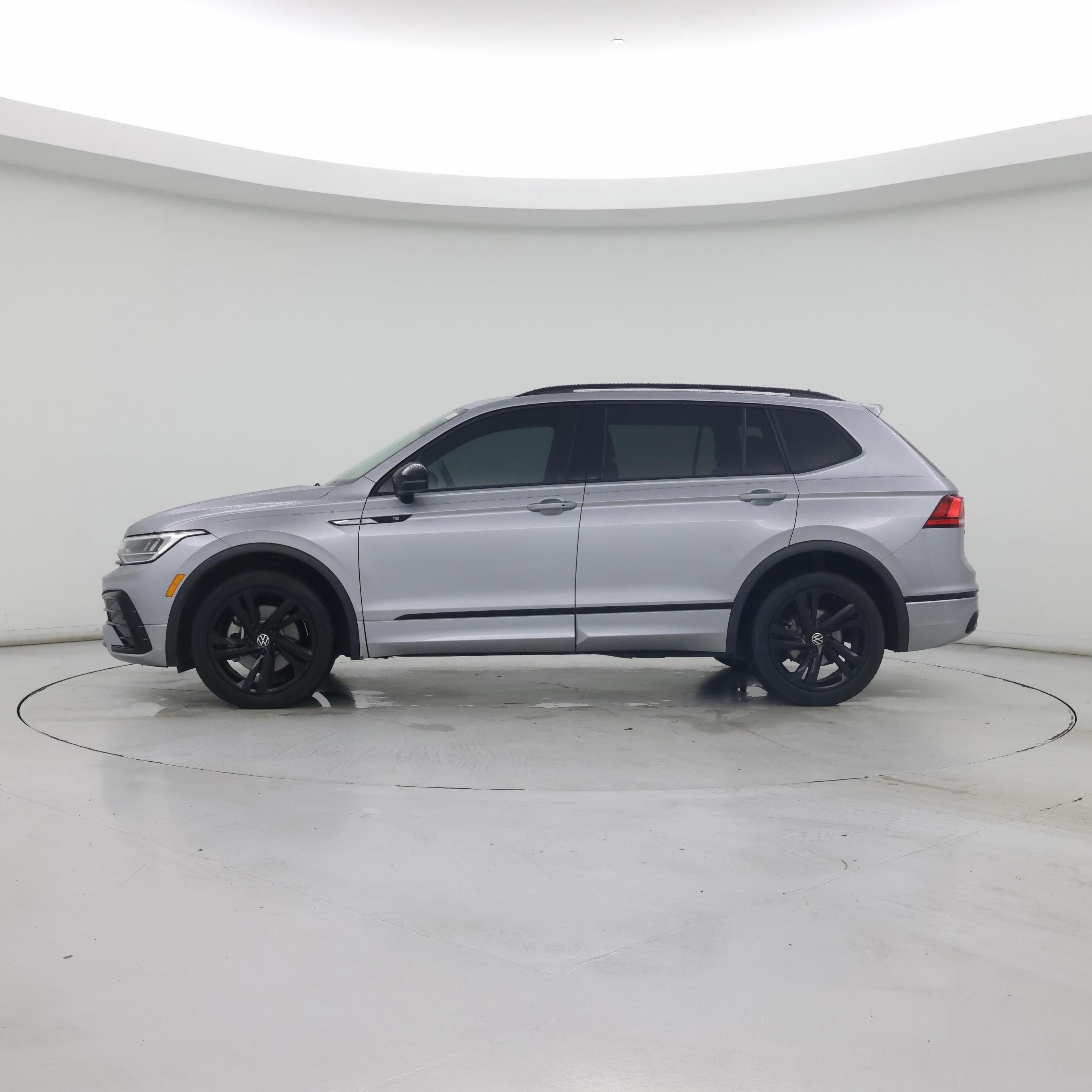 Thumbnail: 2023 Volkswagen Tiguan - 3