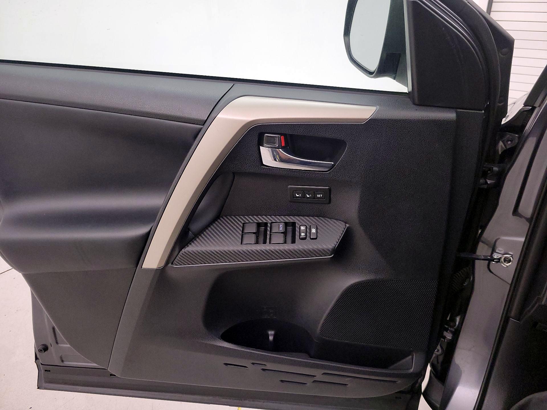 Thumbnail: 2015 Toyota RAV4 - 12