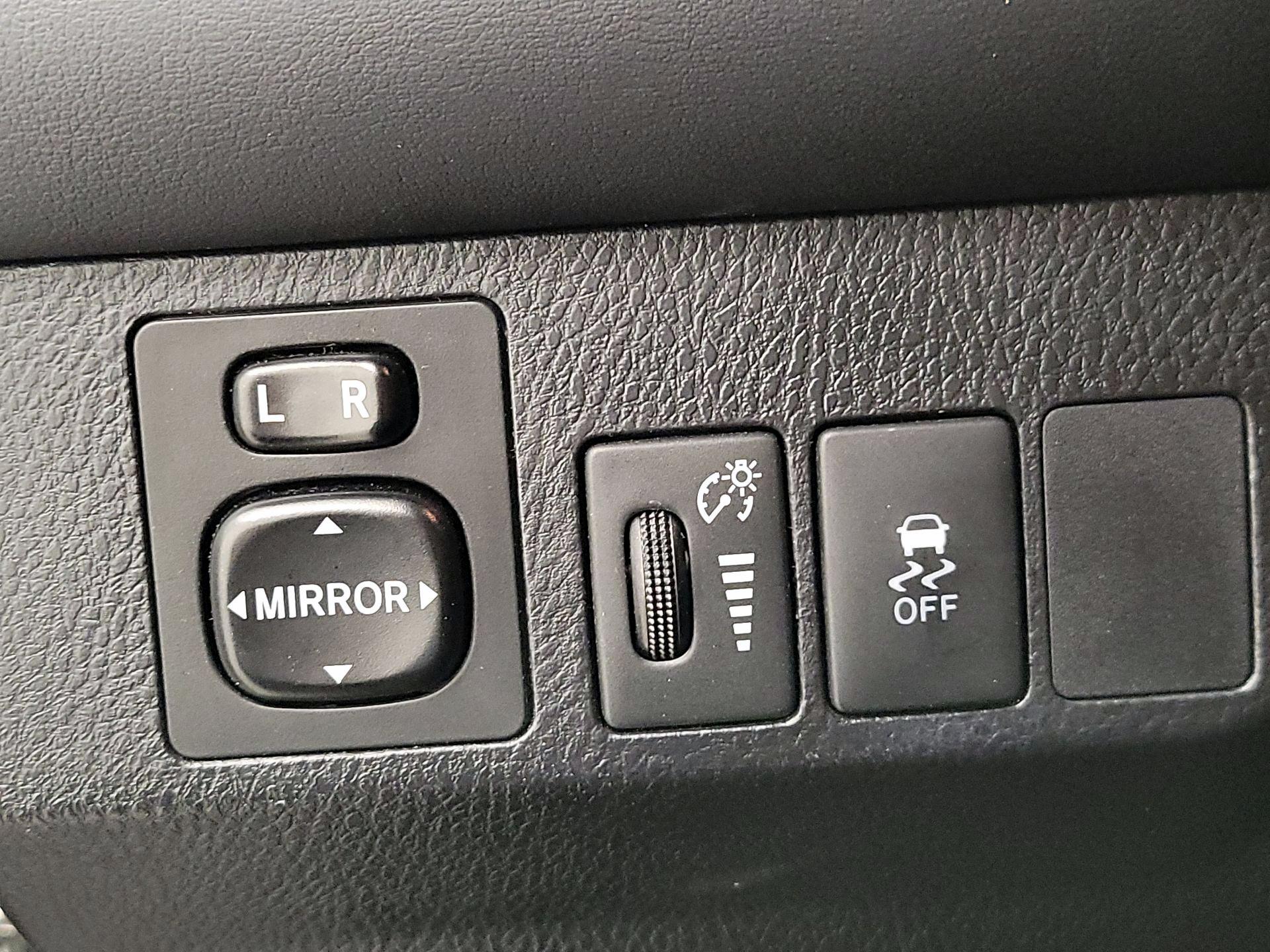 Thumbnail: 2015 Toyota RAV4 - 13