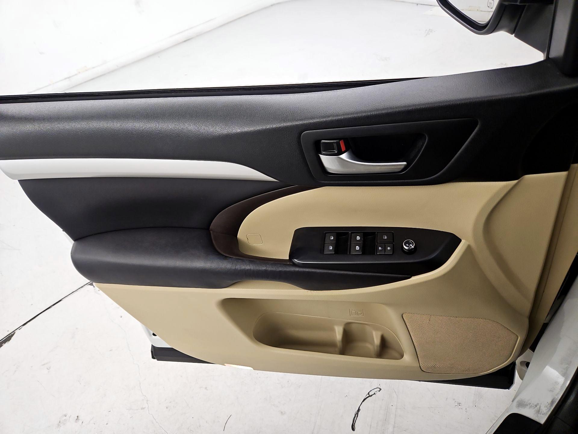 Thumbnail: 2016 Toyota Highlander - 12