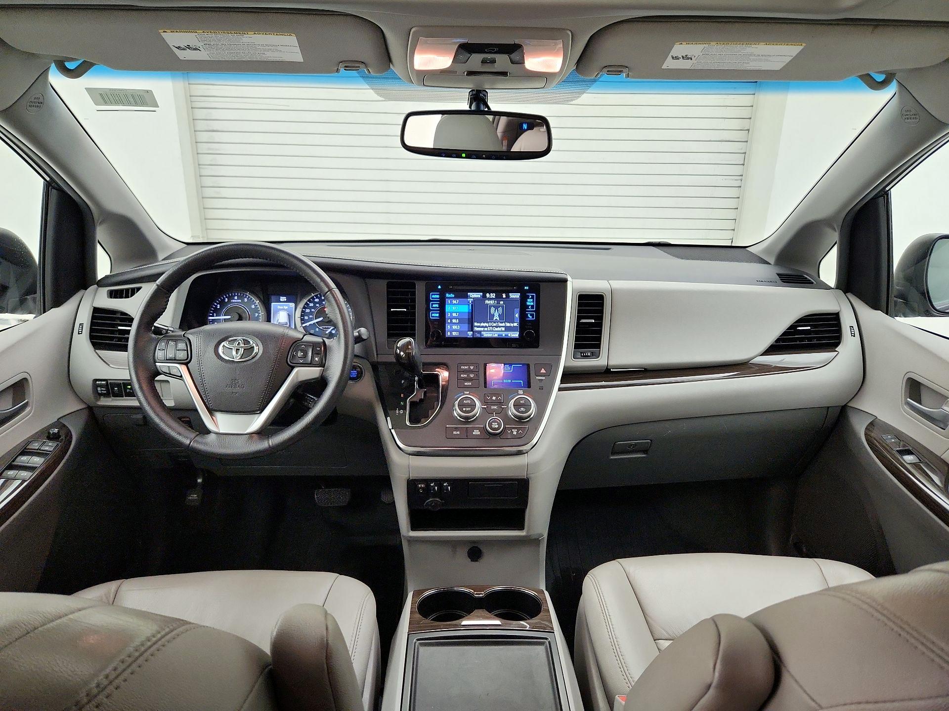 Thumbnail: 2017 Toyota Sienna - 9