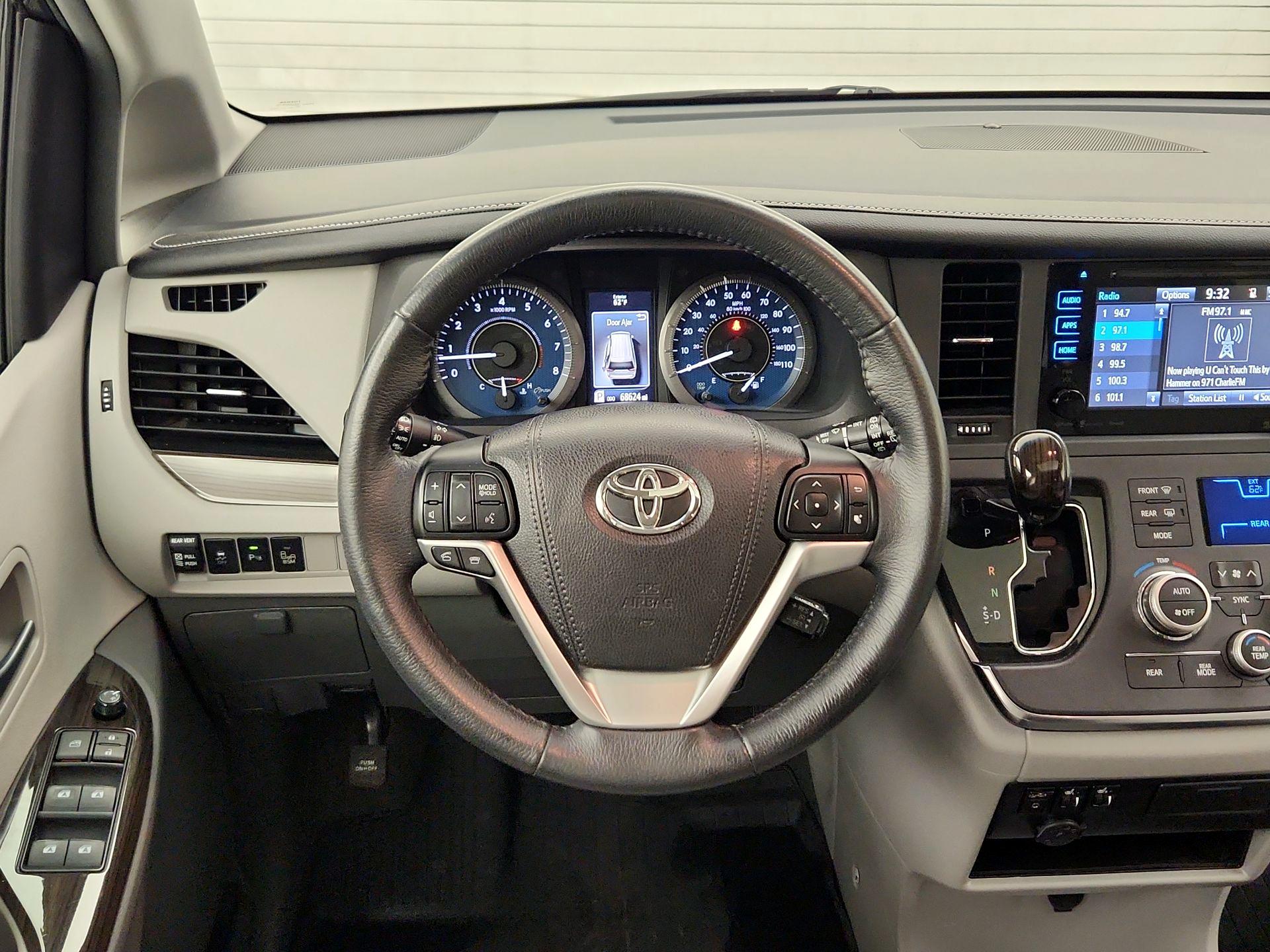 Thumbnail: 2017 Toyota Sienna - 10