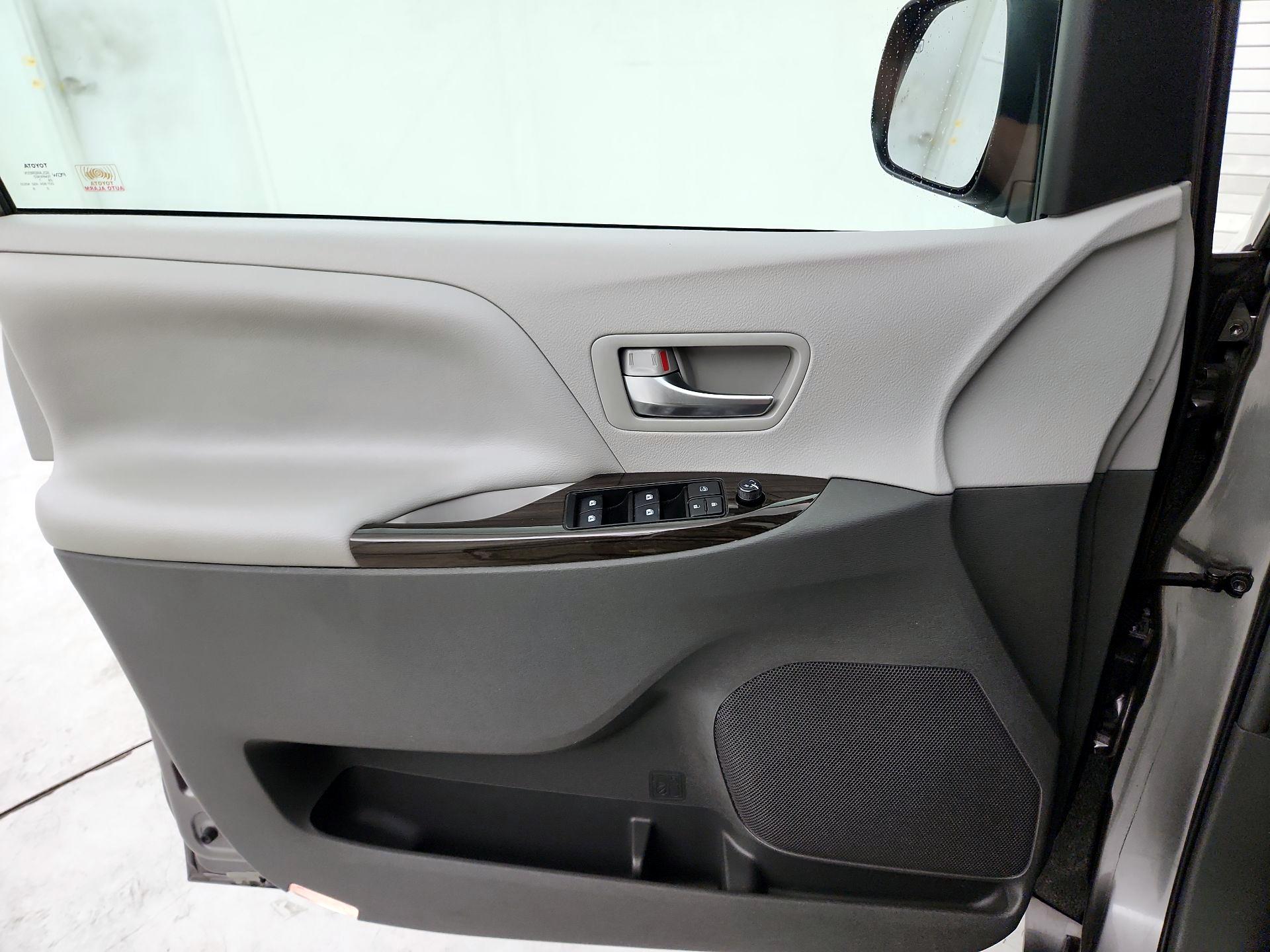 Thumbnail: 2017 Toyota Sienna - 12