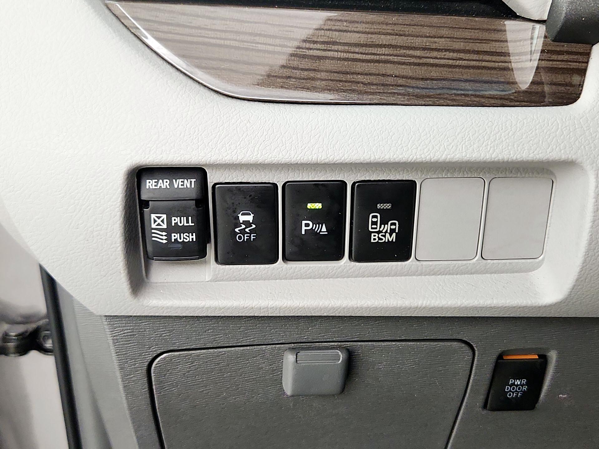 Thumbnail: 2017 Toyota Sienna - 13