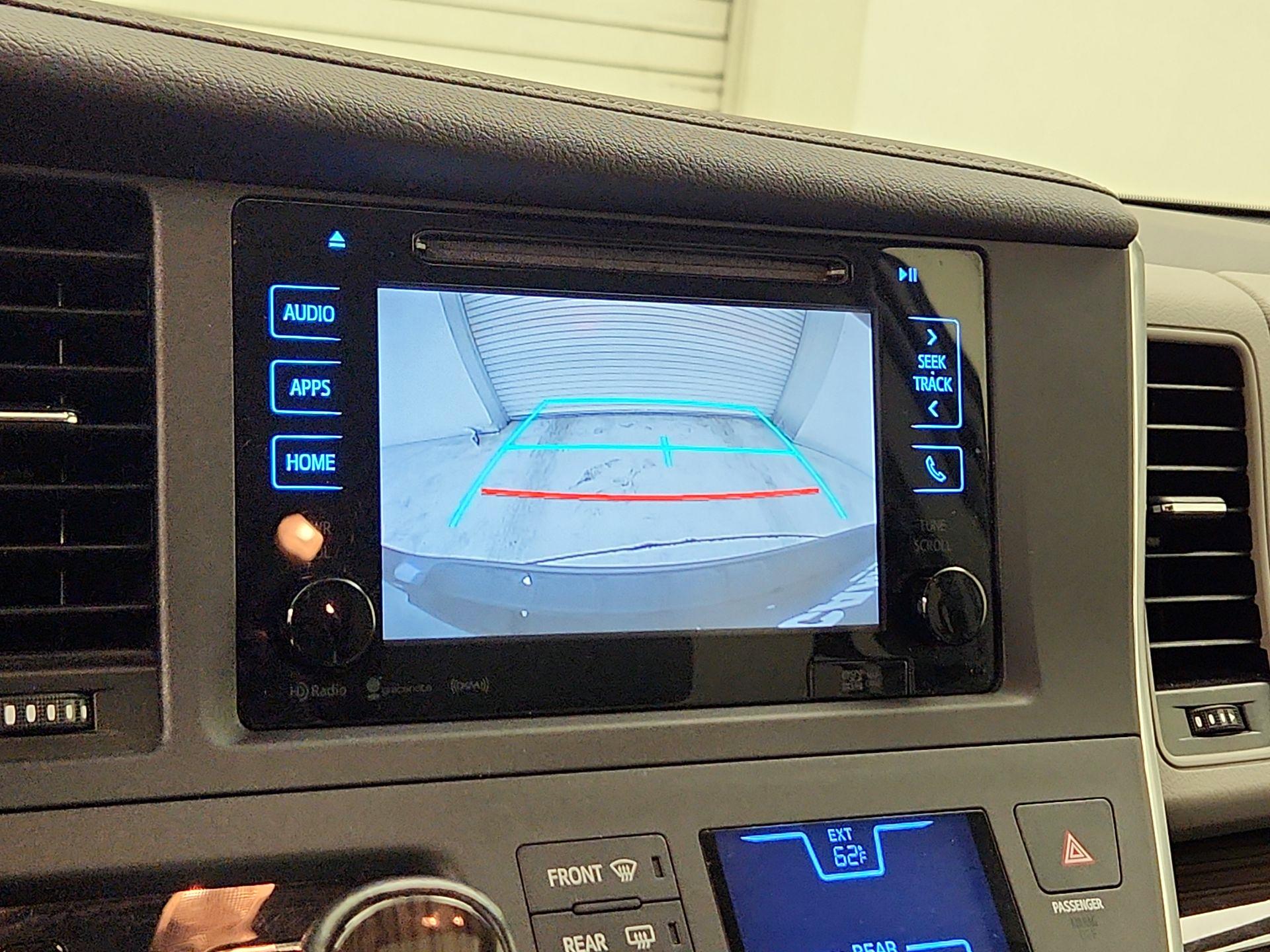 Thumbnail: 2017 Toyota Sienna - 14