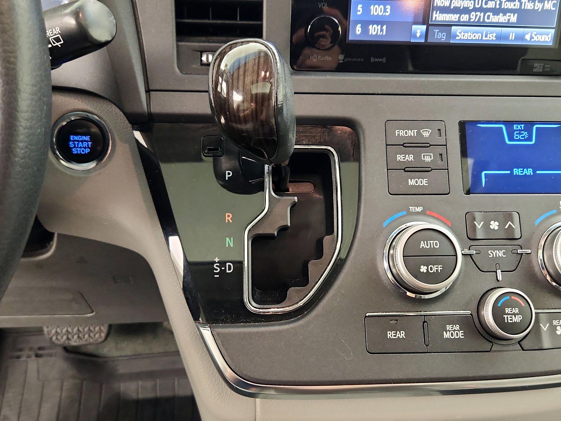 Thumbnail: 2017 Toyota Sienna - 17
