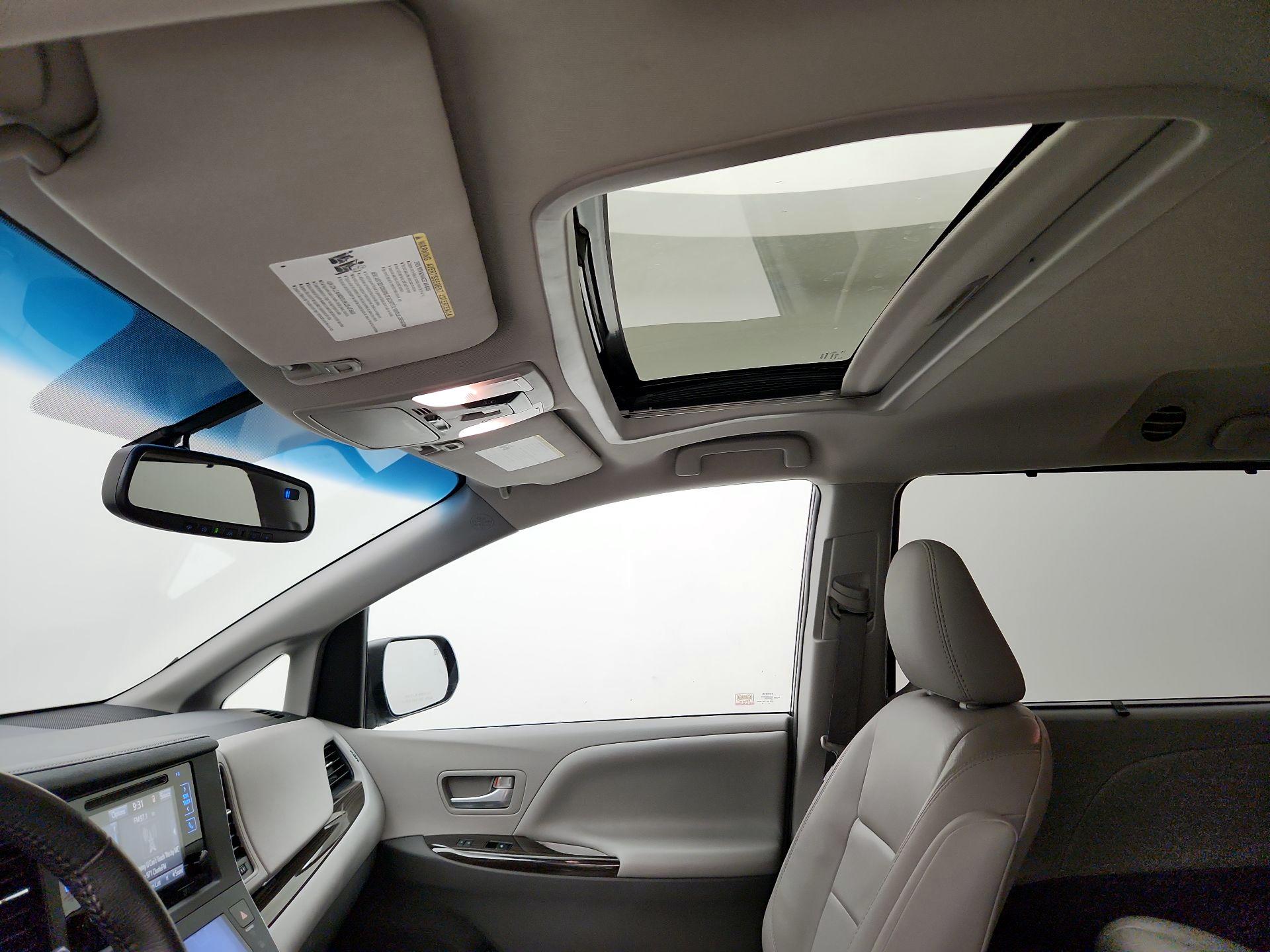 Thumbnail: 2017 Toyota Sienna - 19