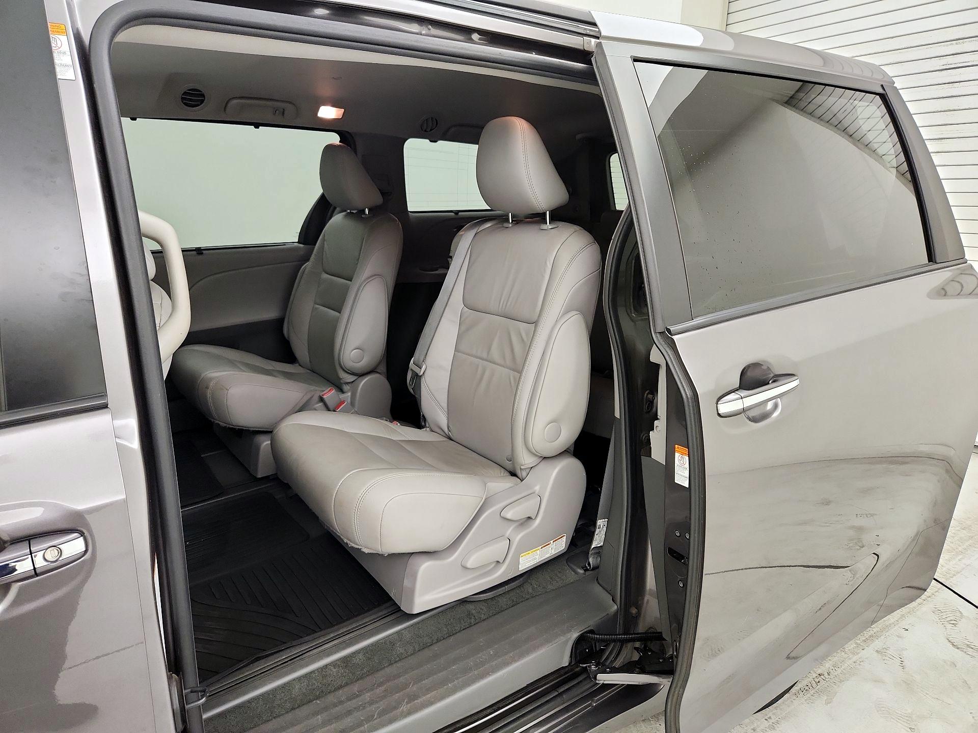 Thumbnail: 2017 Toyota Sienna - 20